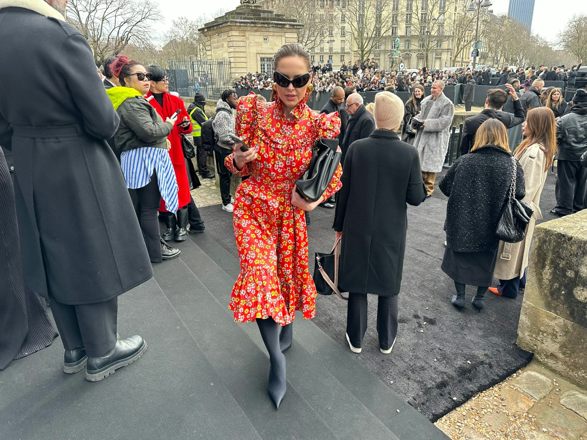 Kleid mit Retroblümchenmuster und Puffärmeln, dazu gefährlich spitze Strumpfstiefel mit hohen Hacken und Rodeo-Bag: Dieser Look kann nur von Balenciaga sein.