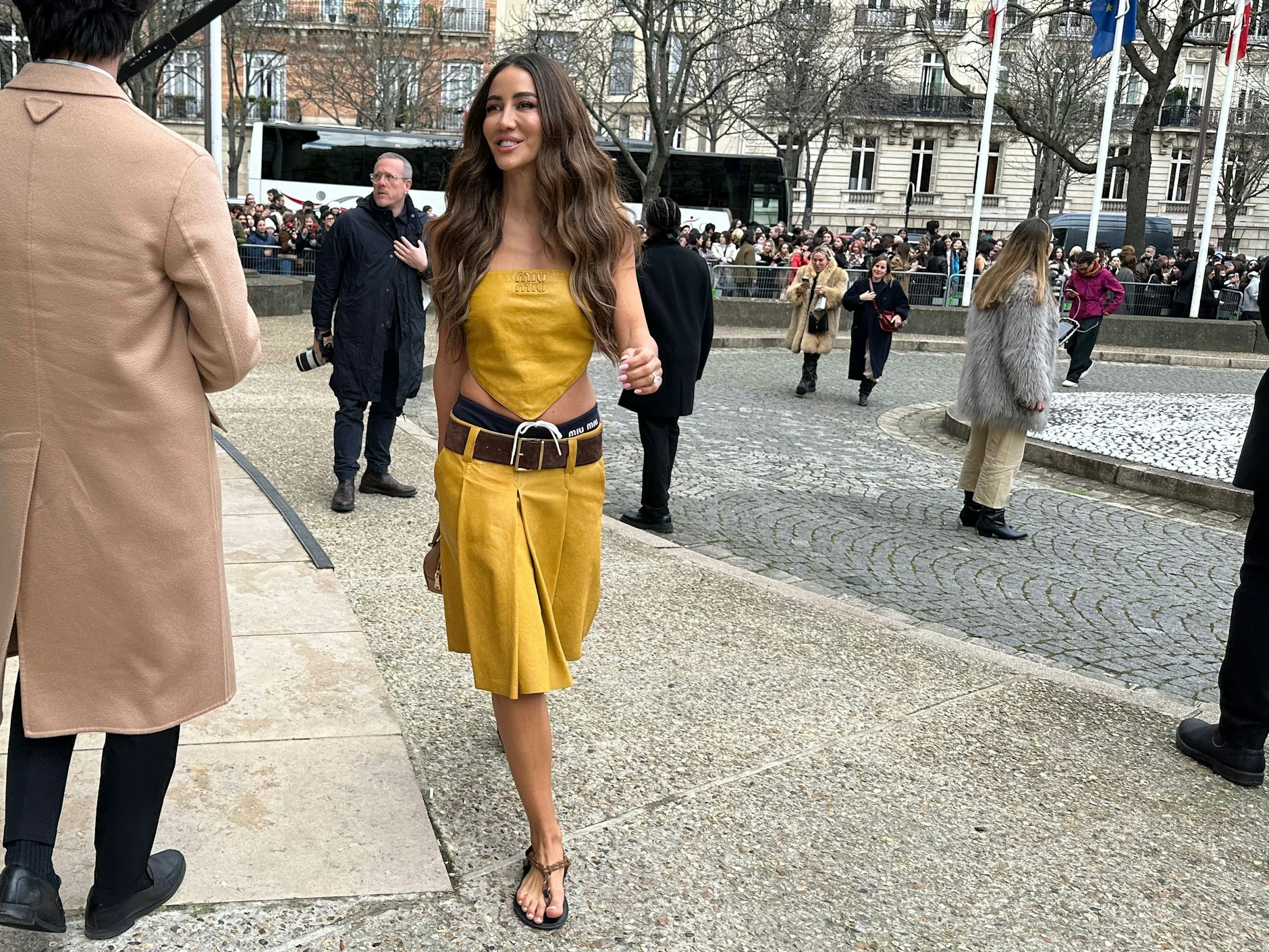 Mit diesem Zweiteiler aus gelbem Leder kündigt sich sogar der Sommer an. Man beachte die Trekking-Sandalen von Miu Miu, die ein Trend-Piece in der kommenden Saison sein werden.