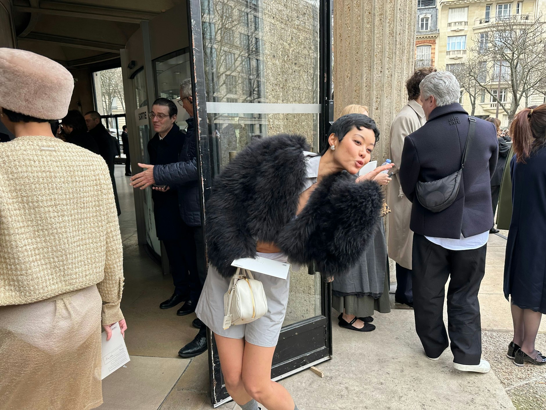 Noch schnell ein Bisous, links noch mal der Schlüpfer von hinten.