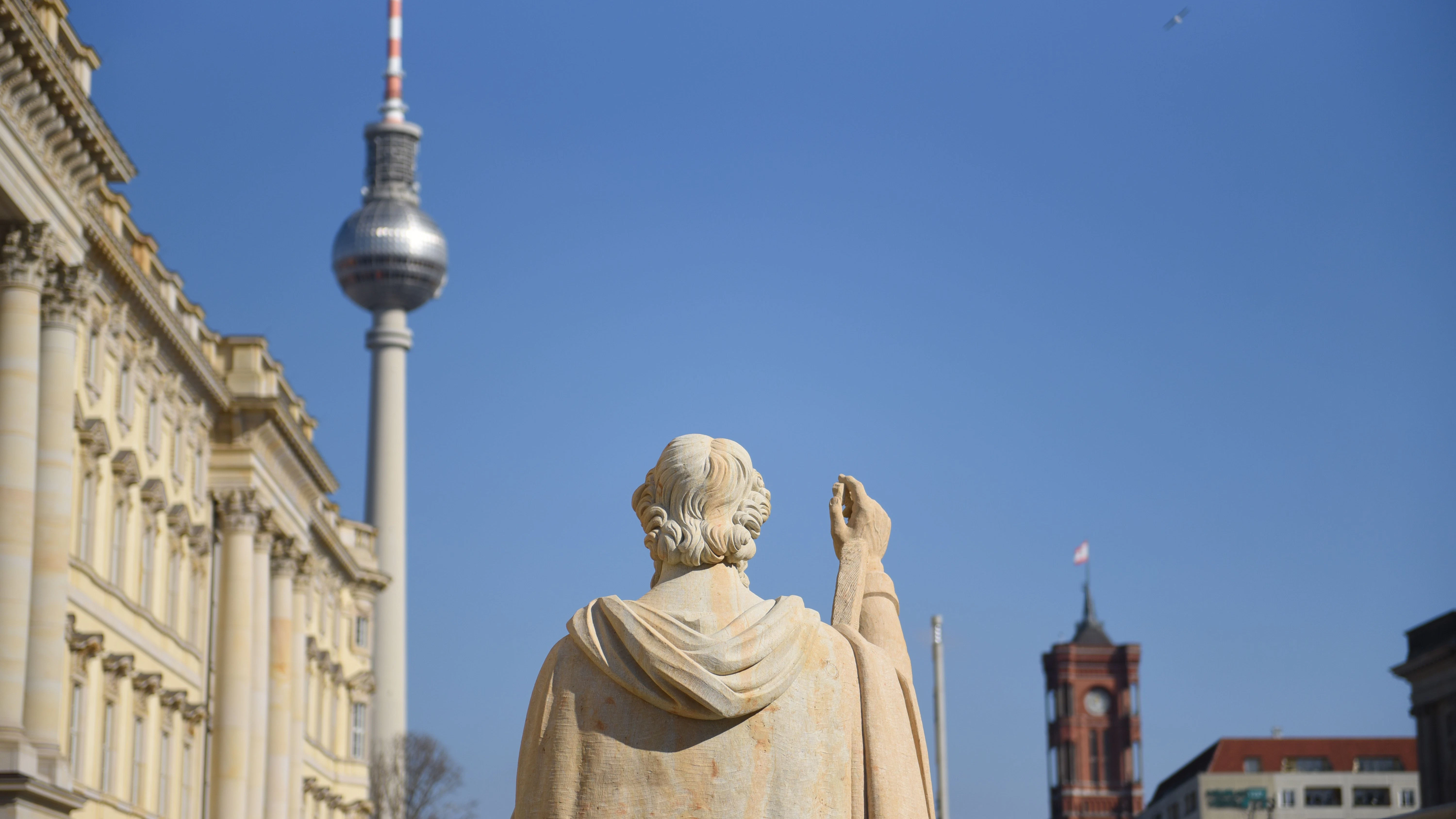 Die Figuren sind über drei Meter hoch.&nbsp;