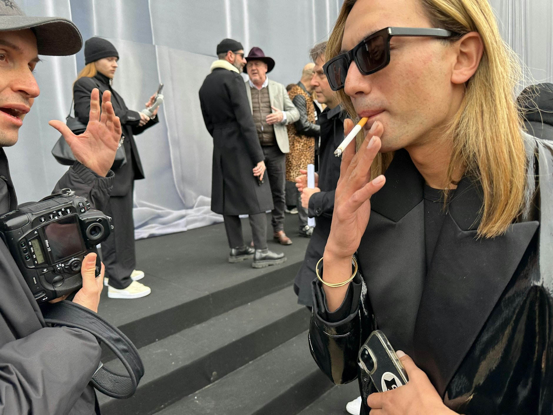 Die Pariser lassen sich ihre Zigaretten nicht nehmen, auch wenn die Lunge noch so rasselt – wobei dieser junge Mann recht fit erschien.&nbsp;