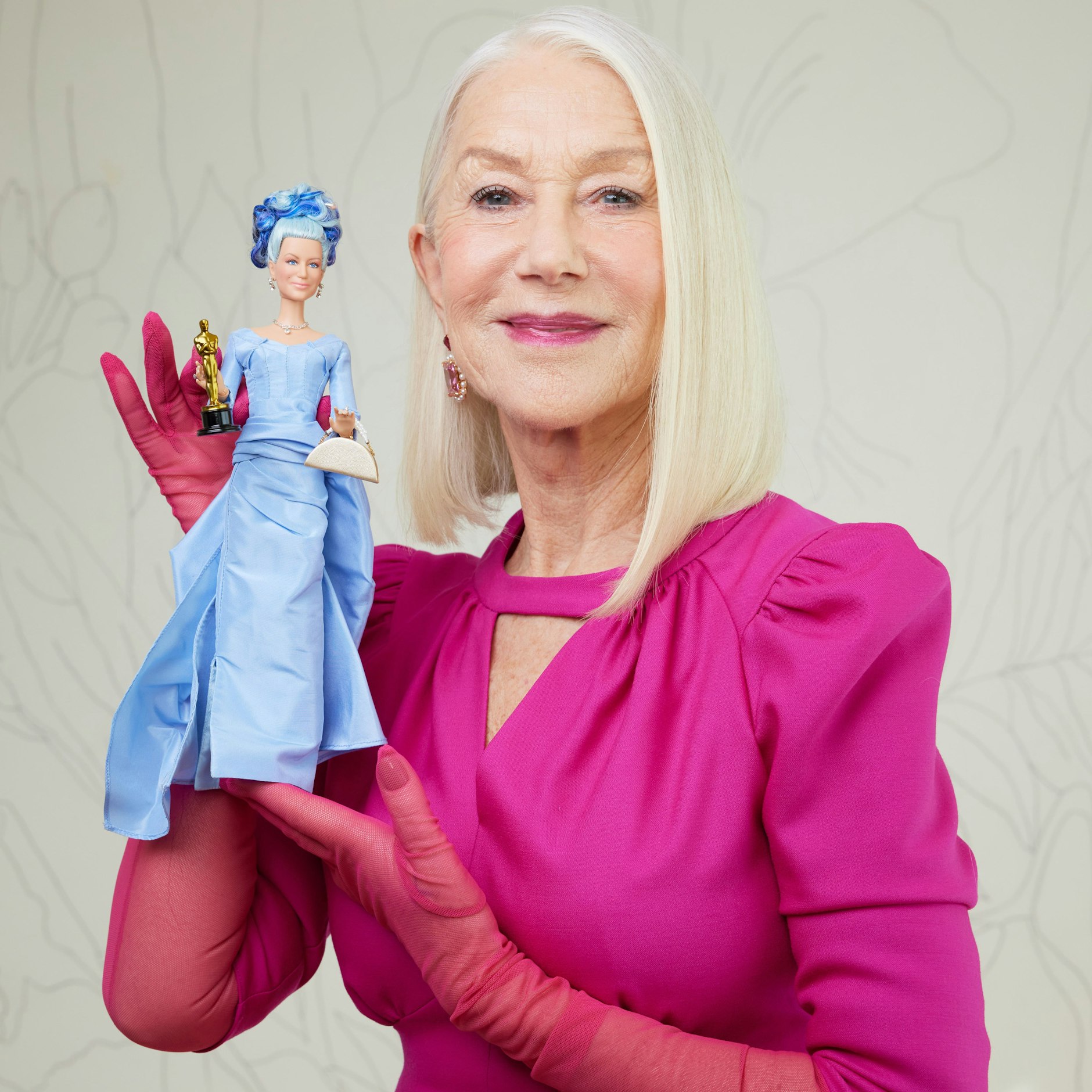 Schauspielerin Helen Mirren hält eine einzigartige Barbie-Puppet, die nach ihrem Ebenbild hergestellt wurde.