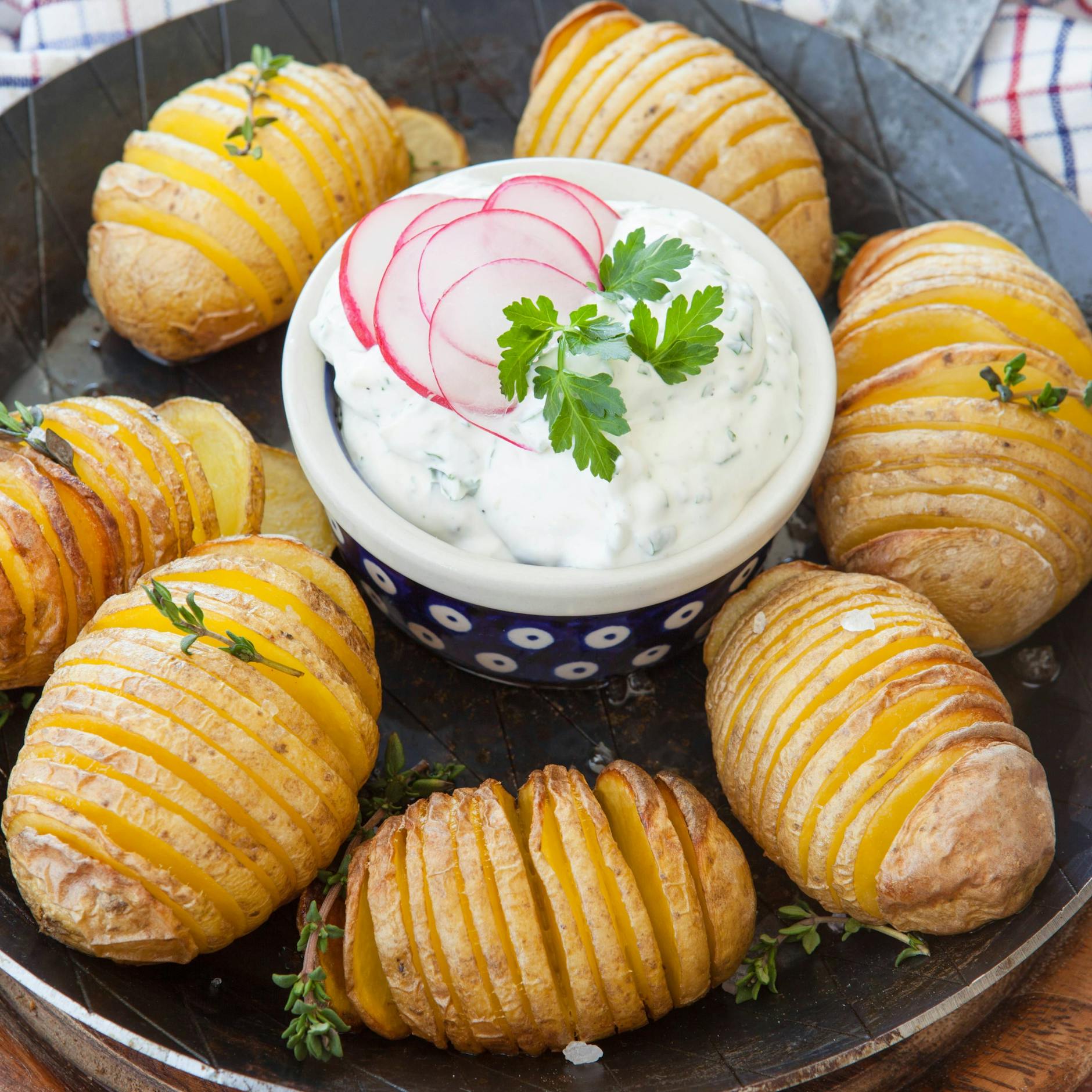 Zu Fächerkartoffeln passt gut ein frischer Dip.