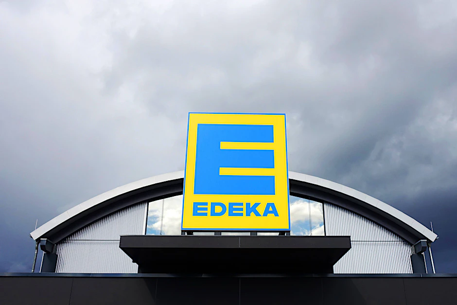 Nach Tesla-Anschlag: Stromausfall in Logistikzentrum führt zu leeren Regalen bei Edeka in Berlin und Brandenburg.