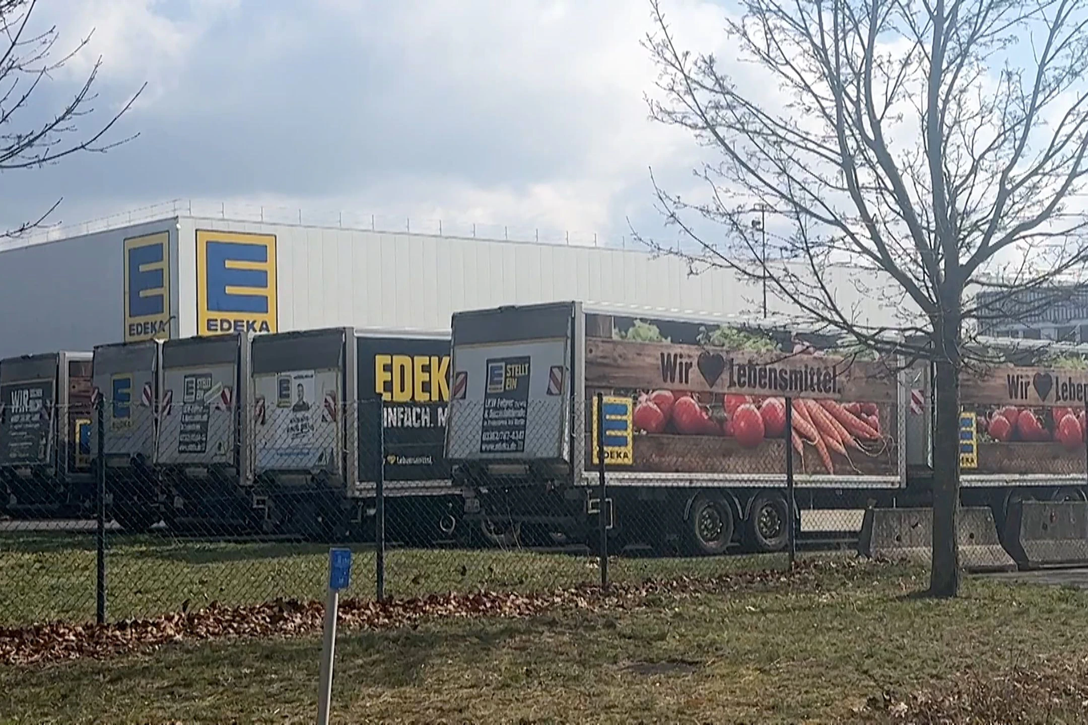 Nach dem Stromausfall in der Region Grünheide wegen eines Brandanschlags auf Tesla ist auch der Betrieb in einem großen Logistikzentrum der Handelskette Edeka gestört. Supermärkte konnten nur eingeschränkt beliefert werden.