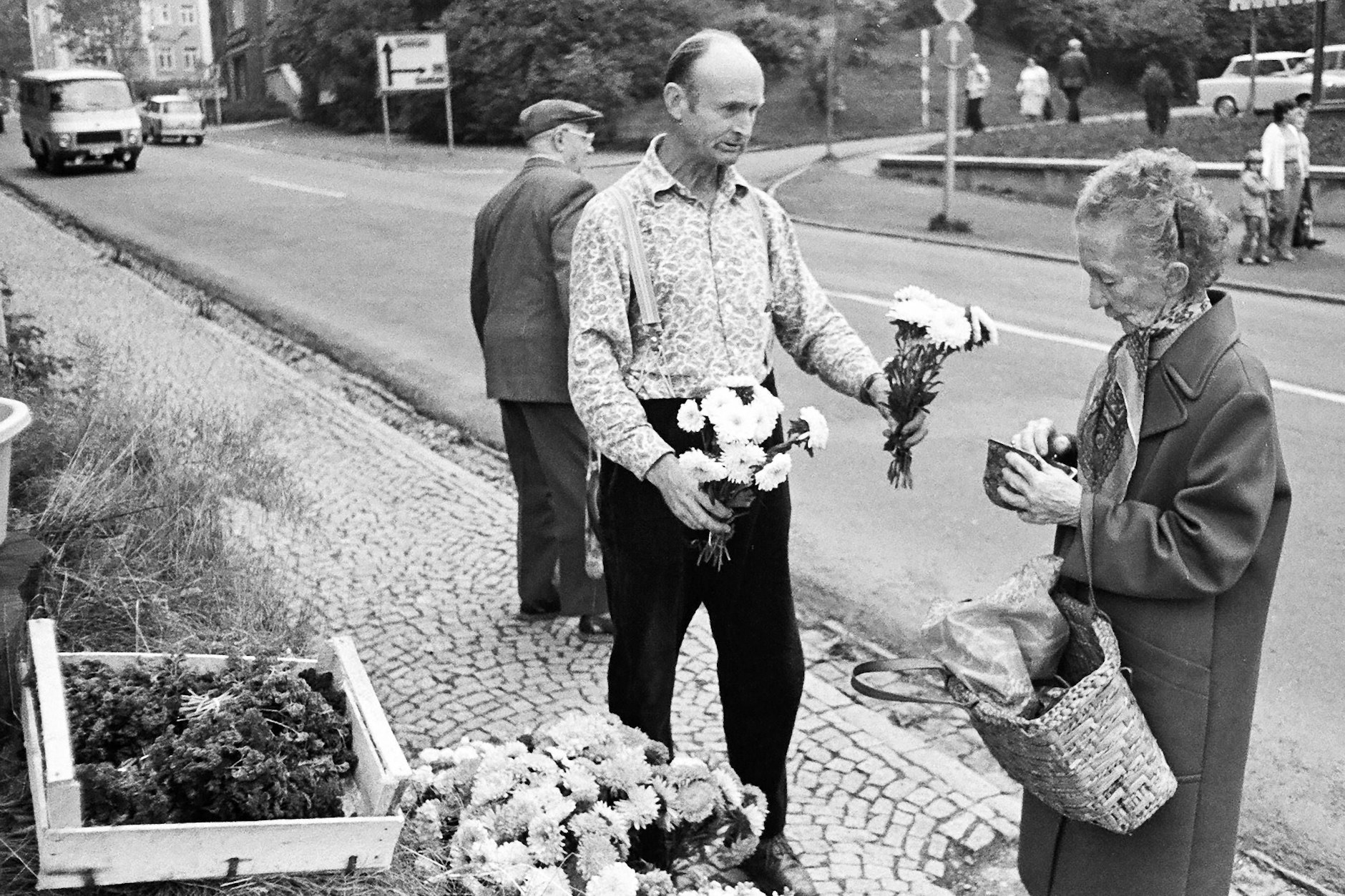 Ein Mann verkauft 1981 am Straßenrand Blumen in Lobenstein (Thüringen).