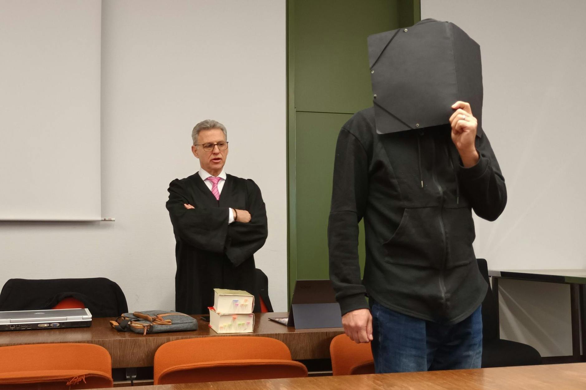 Der angeklagte Ex-Fußballtrainer im Gerichtssaal des Landgerichts mit seinem Rechtsanwalt Peter Guttmann. 