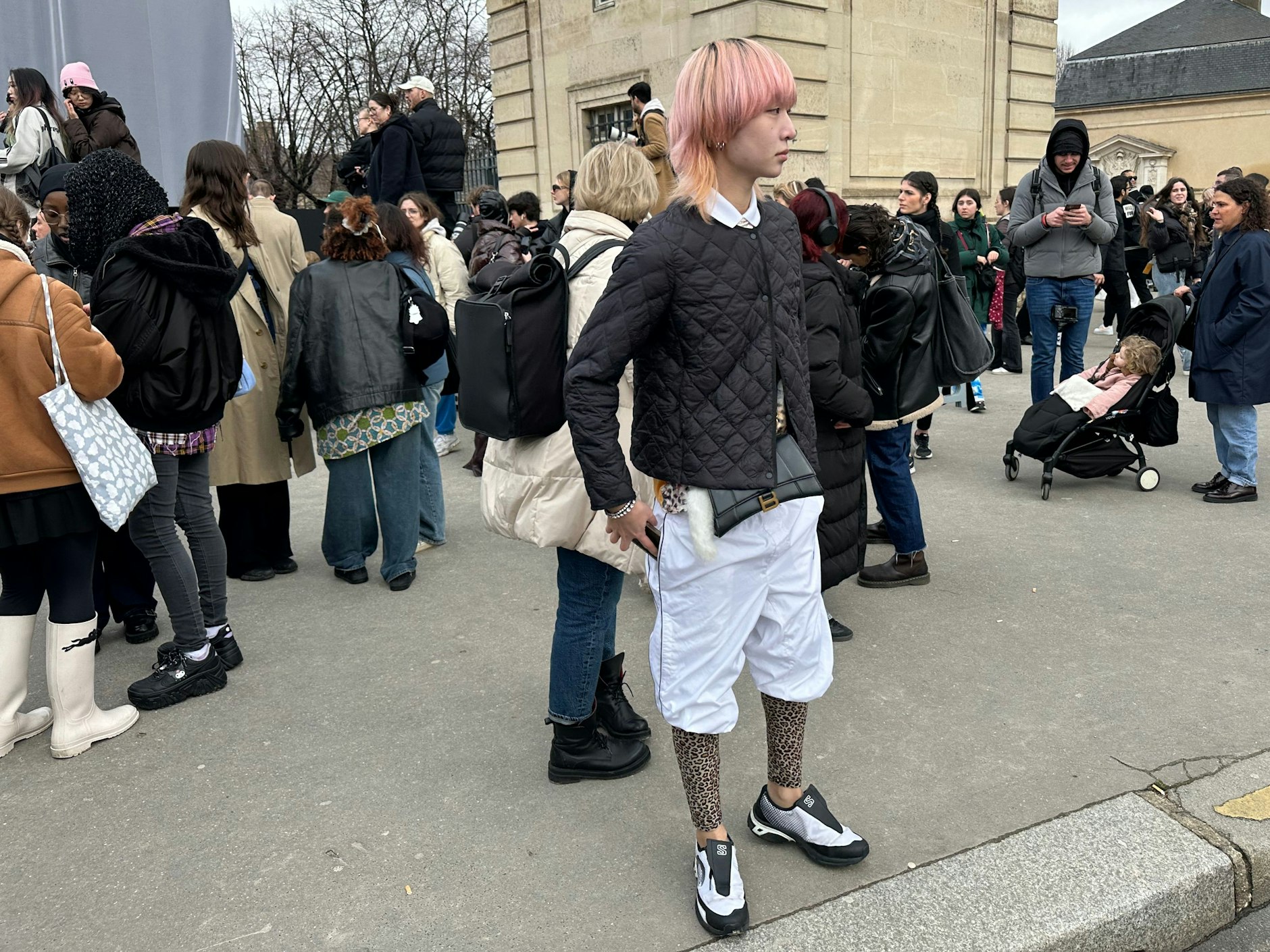 Ein Vokuhila-Bob in Rosa, dazu Leo-Leggins, Sporthose und Balenciaga-Täschchen mit Fuchsschwanz – so wird man wahrgenommen!&nbsp;