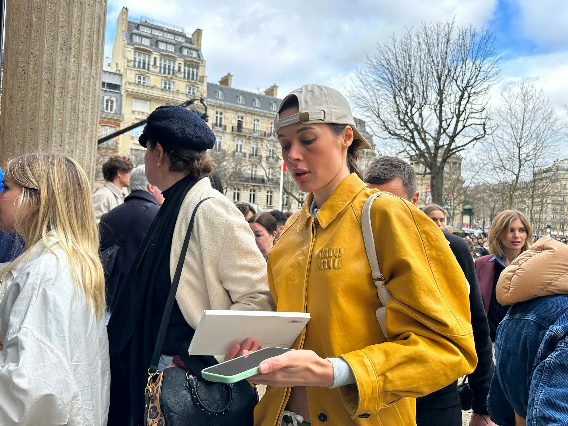 Am Palais d’Iéna finden sich die Gäste der Miu-Miu-Show ein. Key-Piece dieses Looks ist eine gelbe Nappalederjacke im Wert von 5900 Euro.