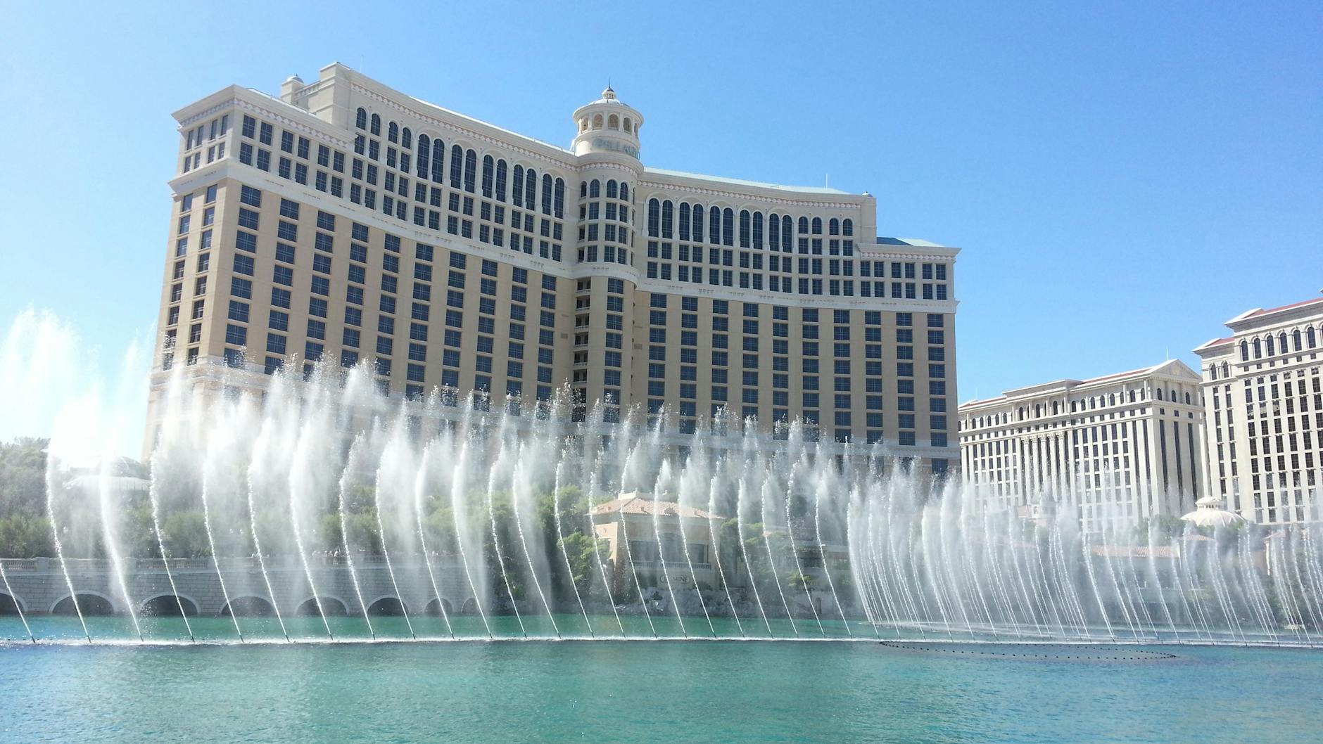 Die Wasser-Show der Fontänen vor dem Bellagio Hotel ist eine der vielen Attraktionen in Las Vegas.