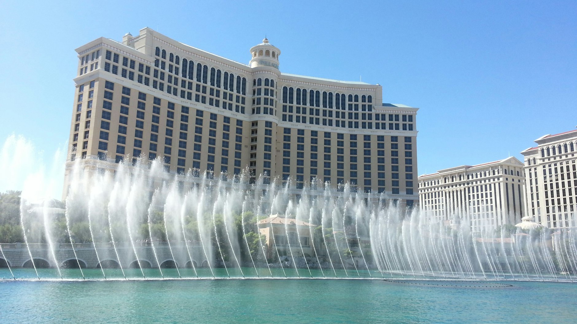 Die Wasser-Show der Fontänen vor dem Bellagio Hotel ist eine der vielen Attraktionen in Las Vegas.