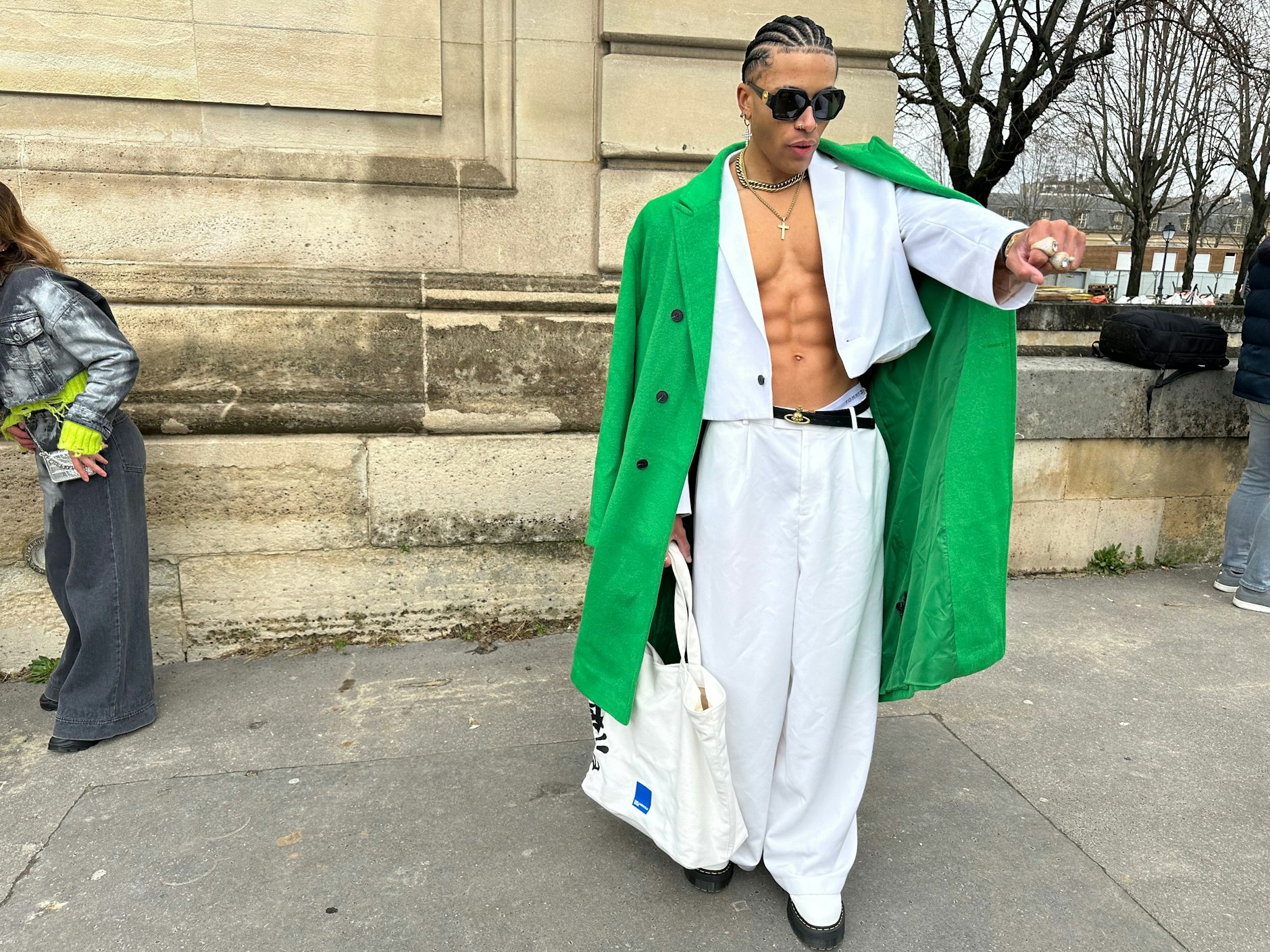 Zeig her deine Ringe, sprach der Fotograf – und der Mann mit Waschbrettbauch gehorchte.