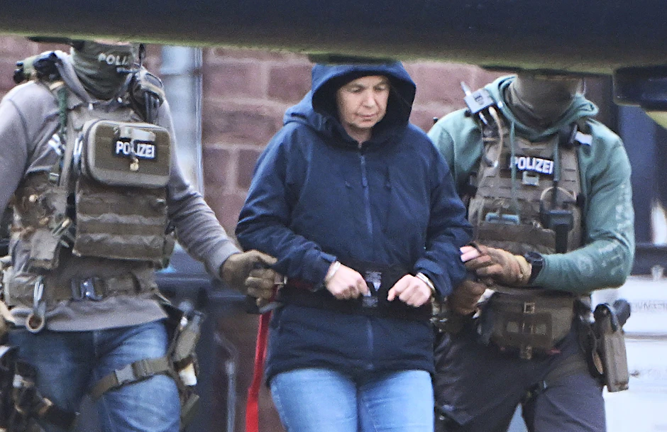 Im Innenhof eines Behördenzentrums in Karlsruhe wird die frühere RAF-Terroristin Daniela Klette zu einem Hubschrauber geführt. Zuvor hatte sie einen Haftprüfungstermin beim Bundesgerichtshof (BGH).&nbsp;