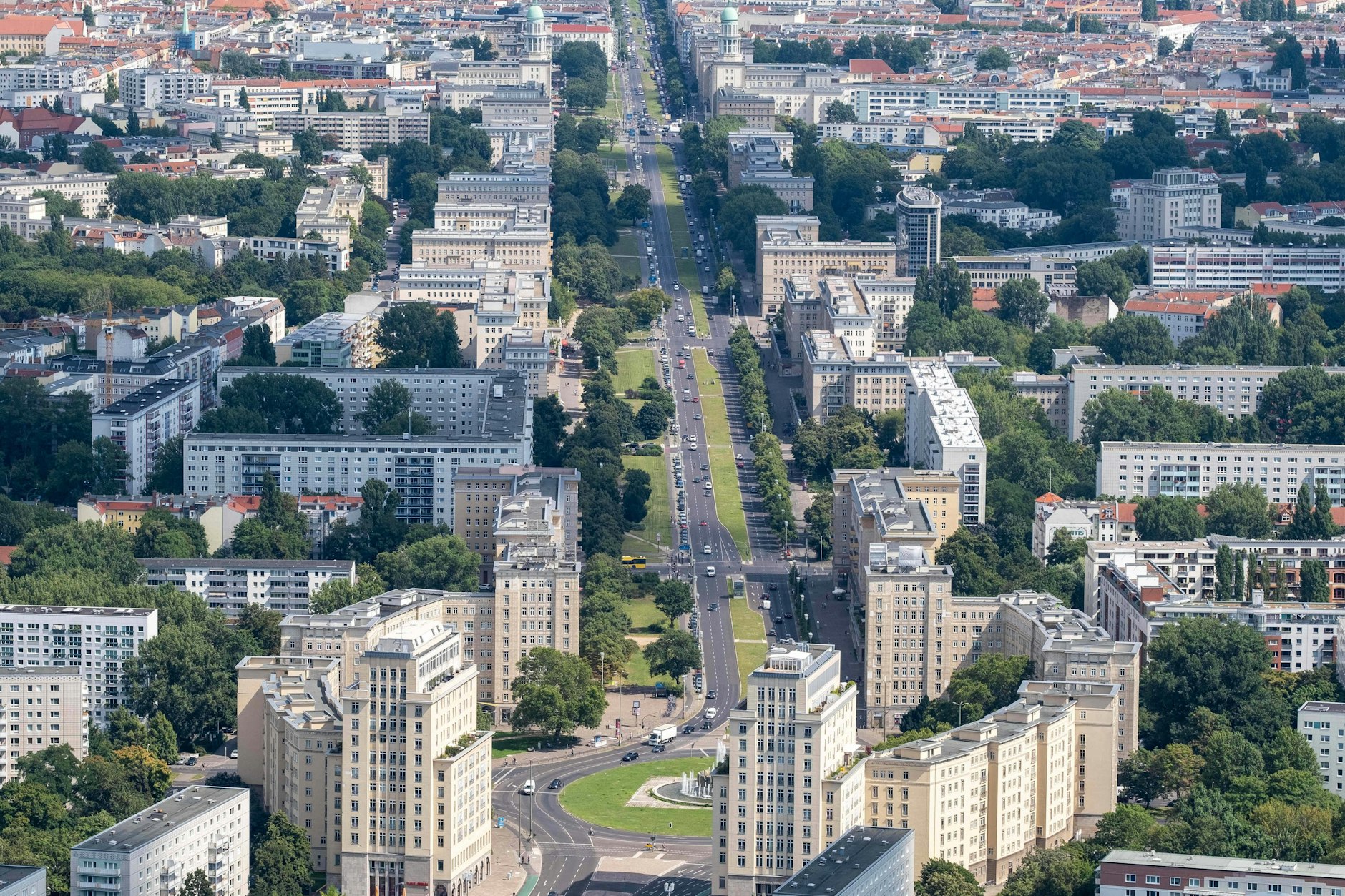 Blick über die Frankfurter Allee in Berlin-Friedrichshain – hier steigen die Mieten besonders schnell. Grund dafür ist auch die Mietpreisbremse, die das eigentlich verhindern soll.