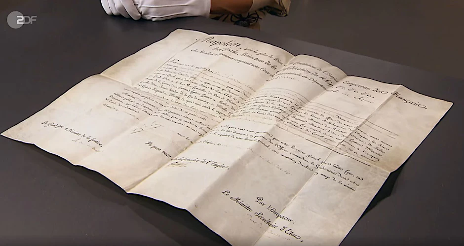 Das Objekt der Begierde: Die Urkunde mit der Unterschrift von Napoleon Bonaparte fasziniert alle „Bares für Rares“-Händler.