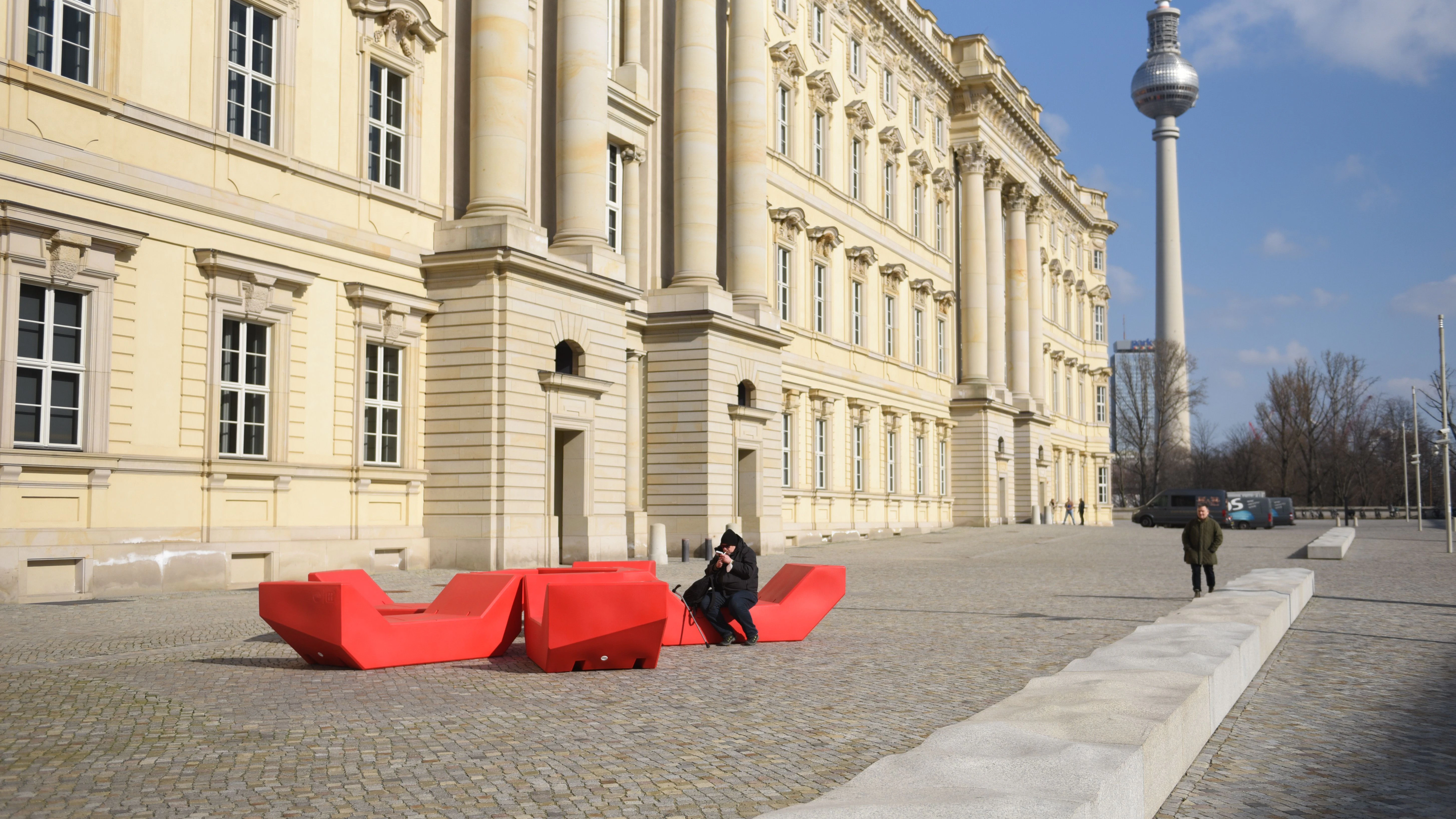 Am Humboldt-Forum wurden die ersten neuen Außen-Sitzmöbel aufgestellt.