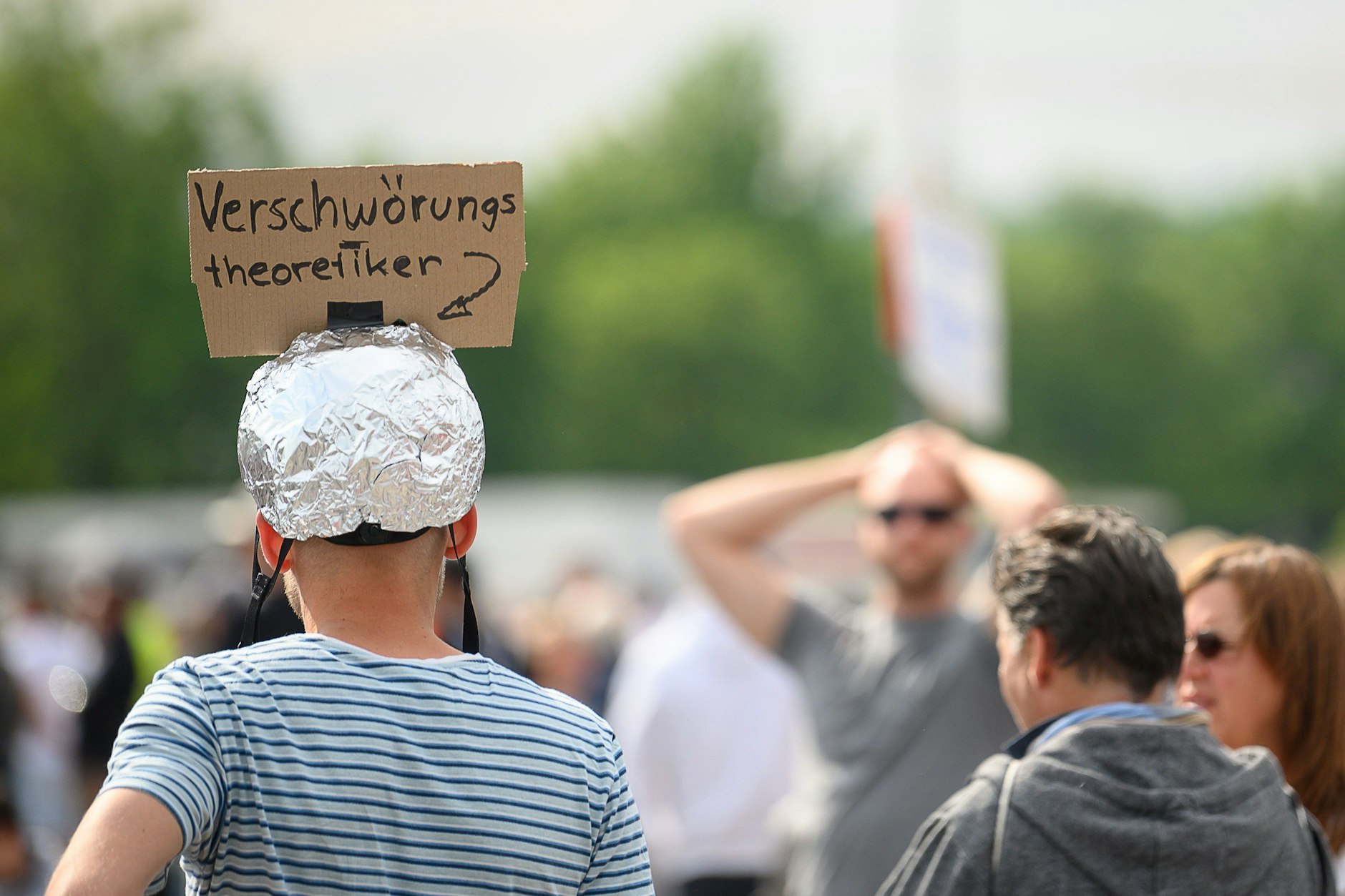 Ein Mann trägt während einer Protestkundgebung einen Aluhut. Während der Corona-Pandemie bekamen Verschwörungsmythen Zulauf. 