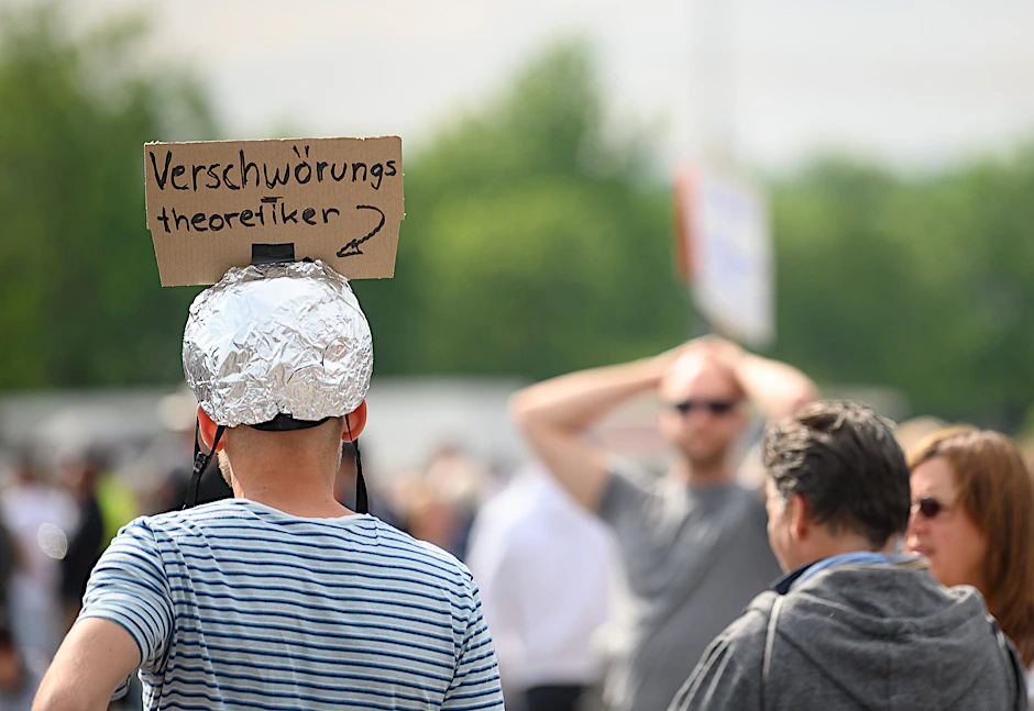 Ein Mann trägt während einer Protestkundgebung einen Aluhut. Während der Corona-Pandemie bekamen Verschwörungsmythen Zulauf.&nbsp;