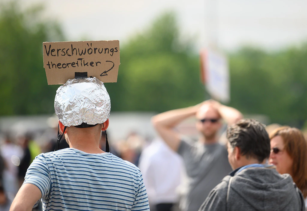 Eine Million Euro gegen Verschwörungstheorien
