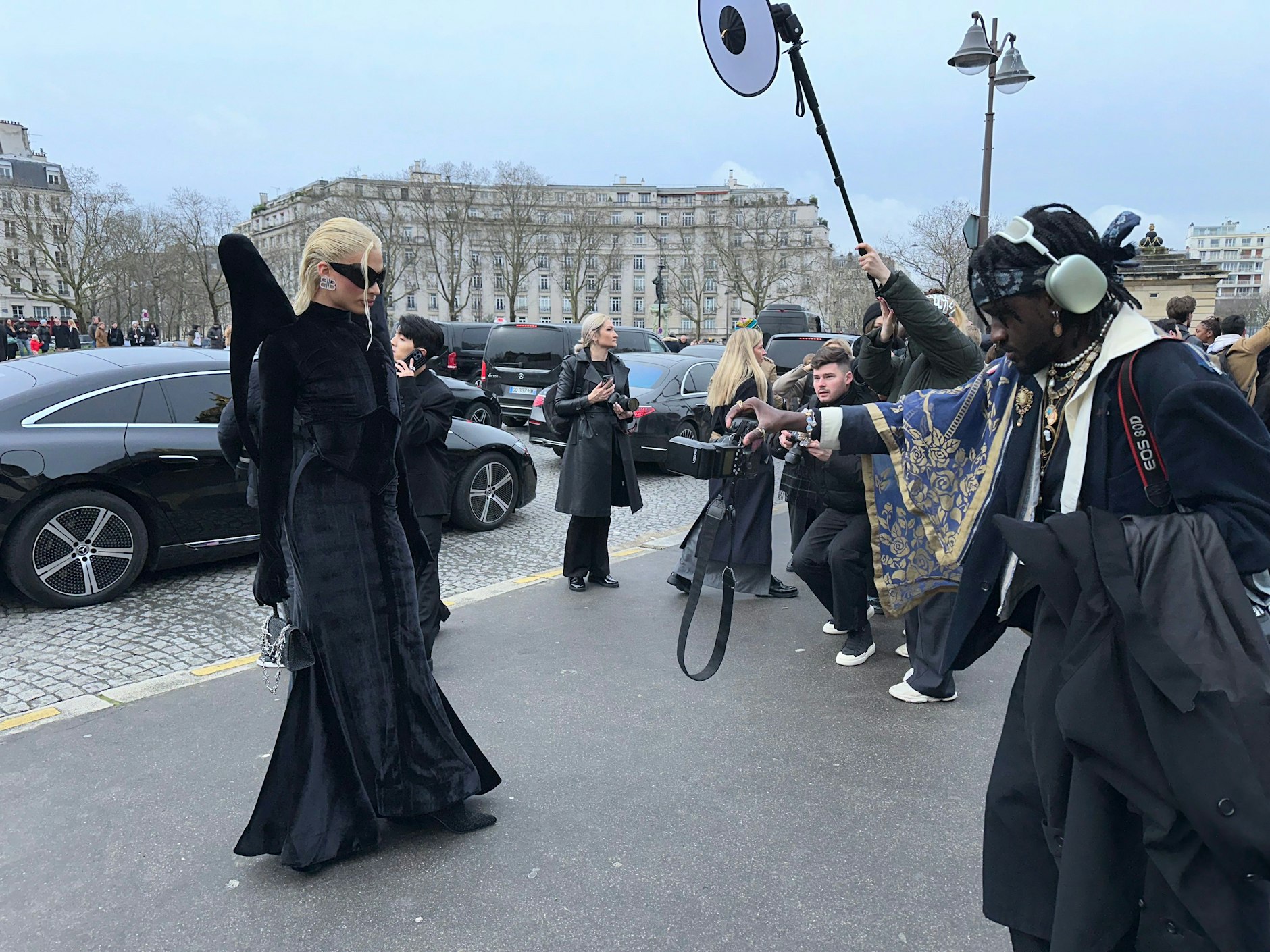 Ein schwarzer Goth-Engel vor dem Dôme des Invalides im 7. Pariser Arrondissement, wo die Balenciaga-Show stattfand