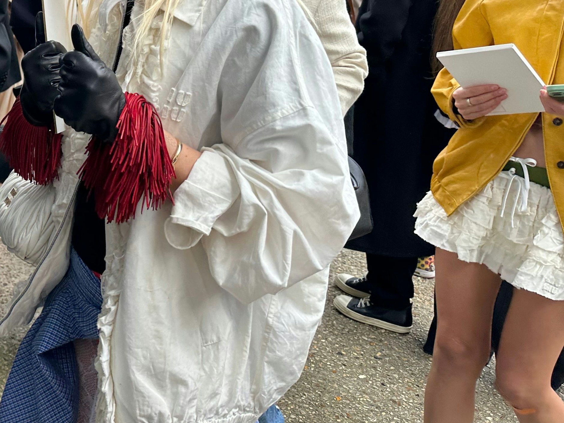 Schicke Handschuhe, zum Blouson von Miu Miu kombiniert. Daneben der berühmte Ultra-Mini.