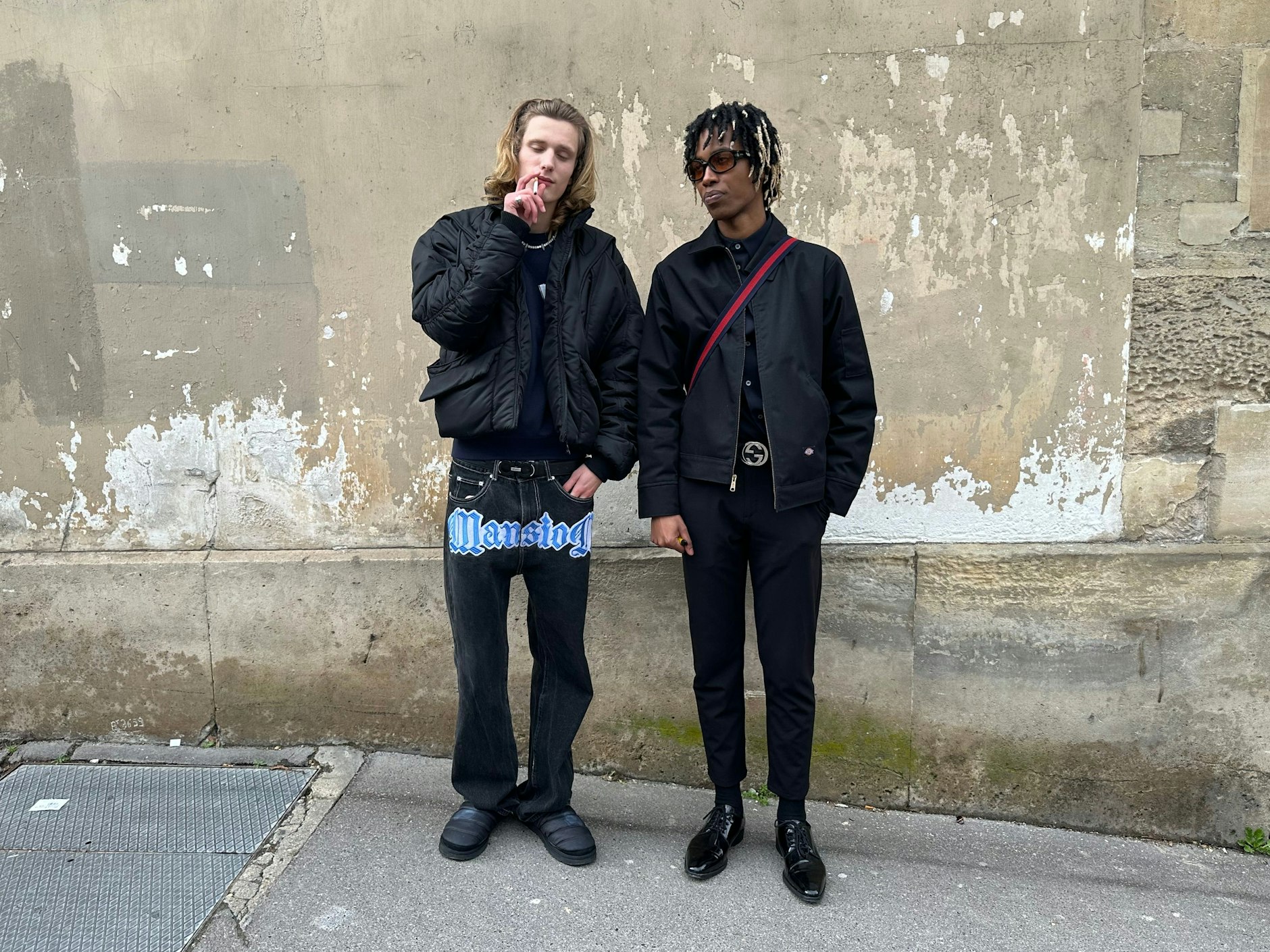 Auch an dieser historischen Mauer wird Tabak inhaliert – was soll man auch sonst machen, wenn man hier so schick rumsteht.