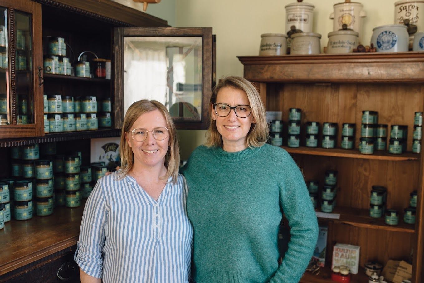 Senf macht glücklich, finden Constance Trautmann (l.) und Stefanie Mendling, die Inhaberinnen der Klosterfelder Senfmühle.