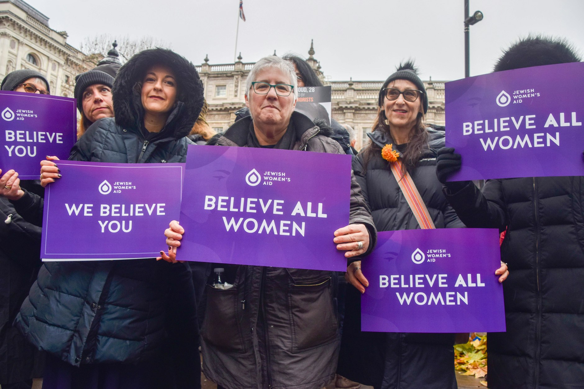„Believe all women“ (glaubt allen Frauen): Unter diesem von der MeToo-Bewegung geprägten Slogan demonstrieren israelsolidarische Frauen in London im Dezember 2023, nachdem die ersten Berichte über die extreme sexuelle Gewalt der Hamas erschienen sind.