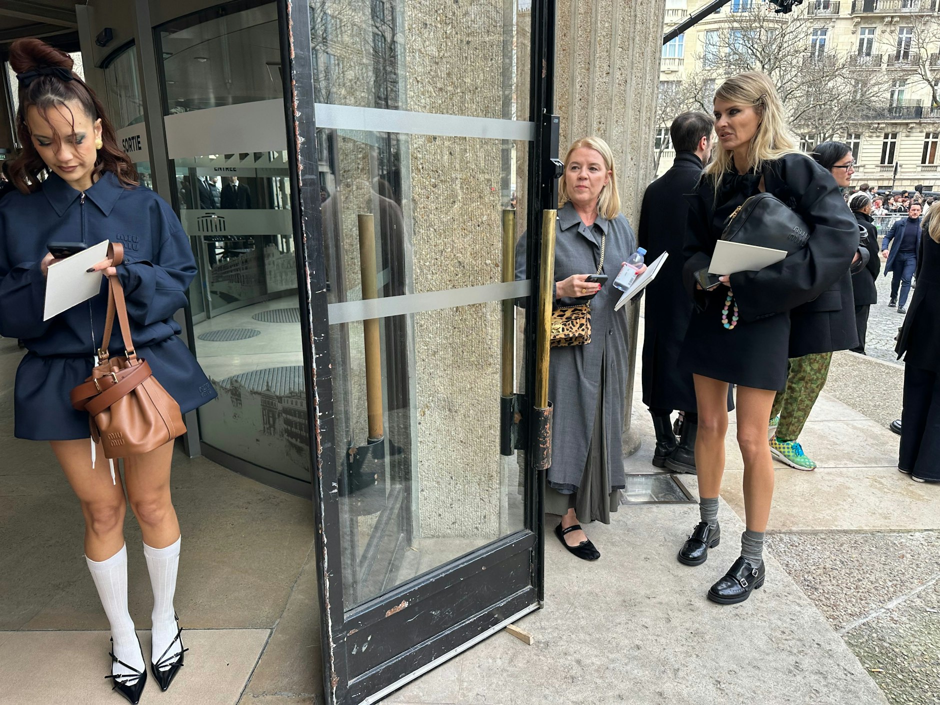 Links ein weiteres Miu-Miu-Schulmädchen, etwas braver mit weißen Kniestrümpfen.