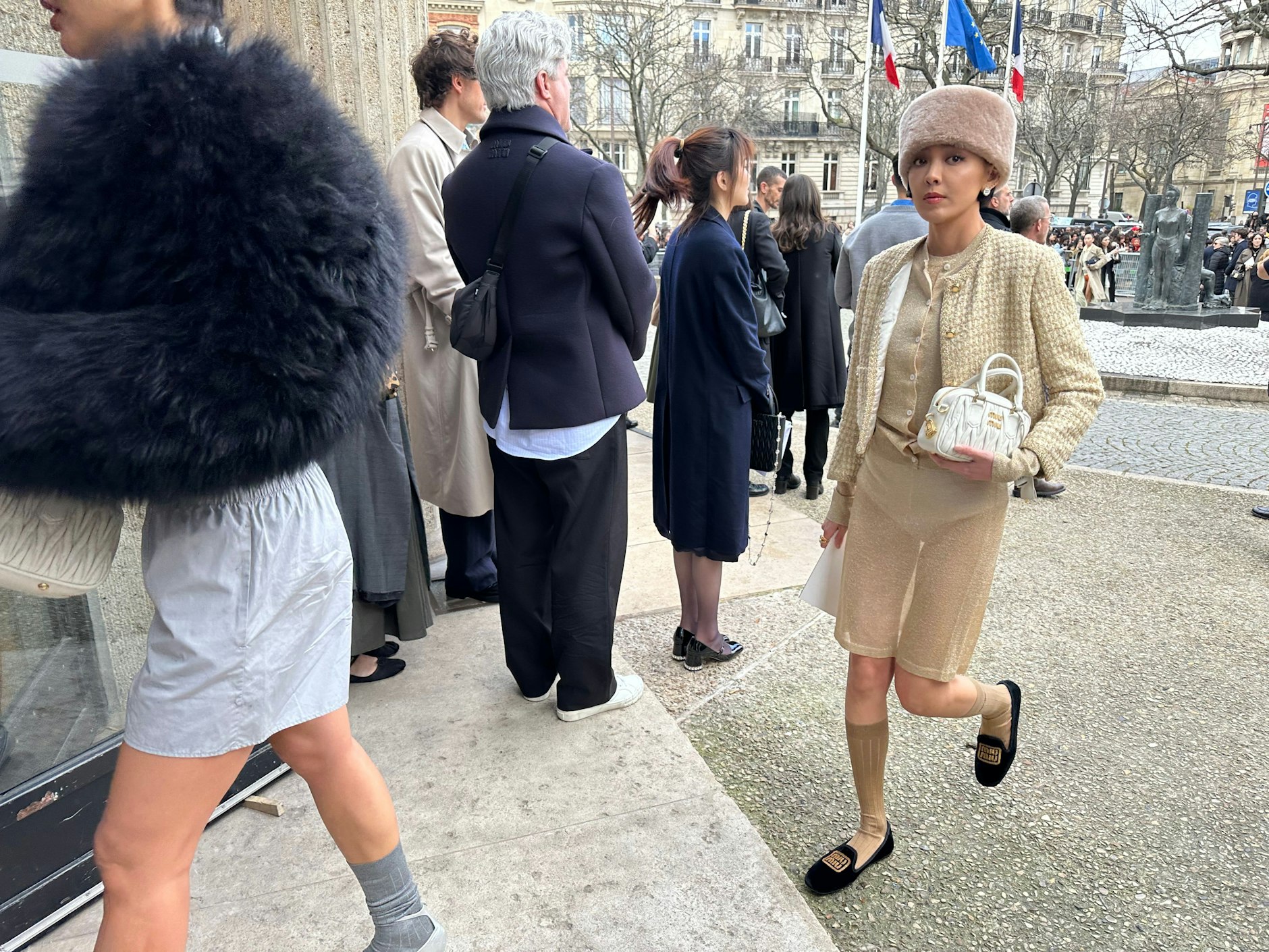 Die Miu-Miu-Mob-Wife trägt entweder gar keine Hose oder ein durchsichtiges Röckchen. Schlüpfer zu zeigen, ist bei den Anhängern von Miuccia Prada en vogue. Auch die Dame links hat Boxershorts an.&nbsp;