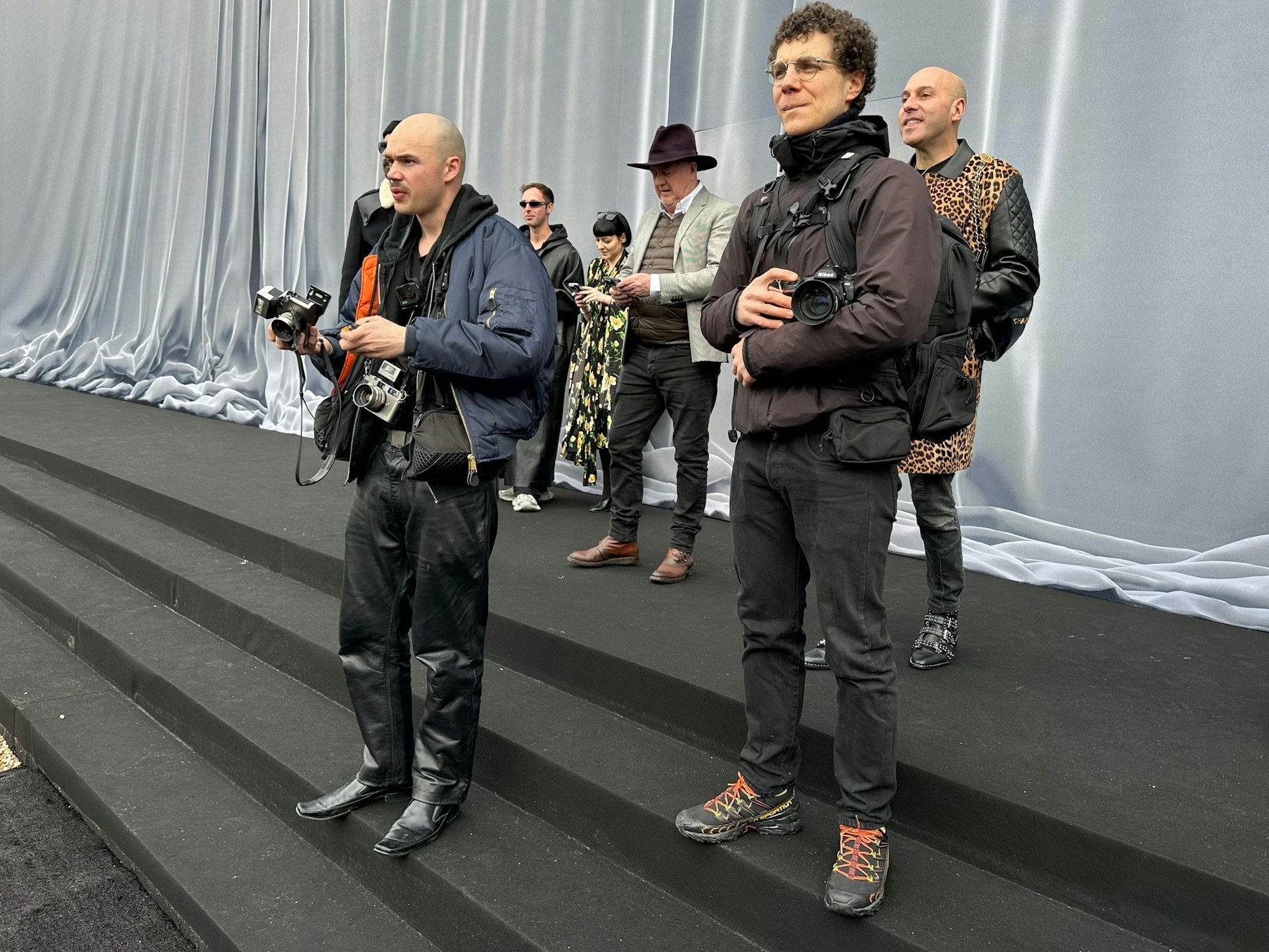 Die Fotografen warten auf die VIP-Gäste. Im Hintergrund ist der britische Journalist Godfrey Deeny (mit Hut) zu sehen.