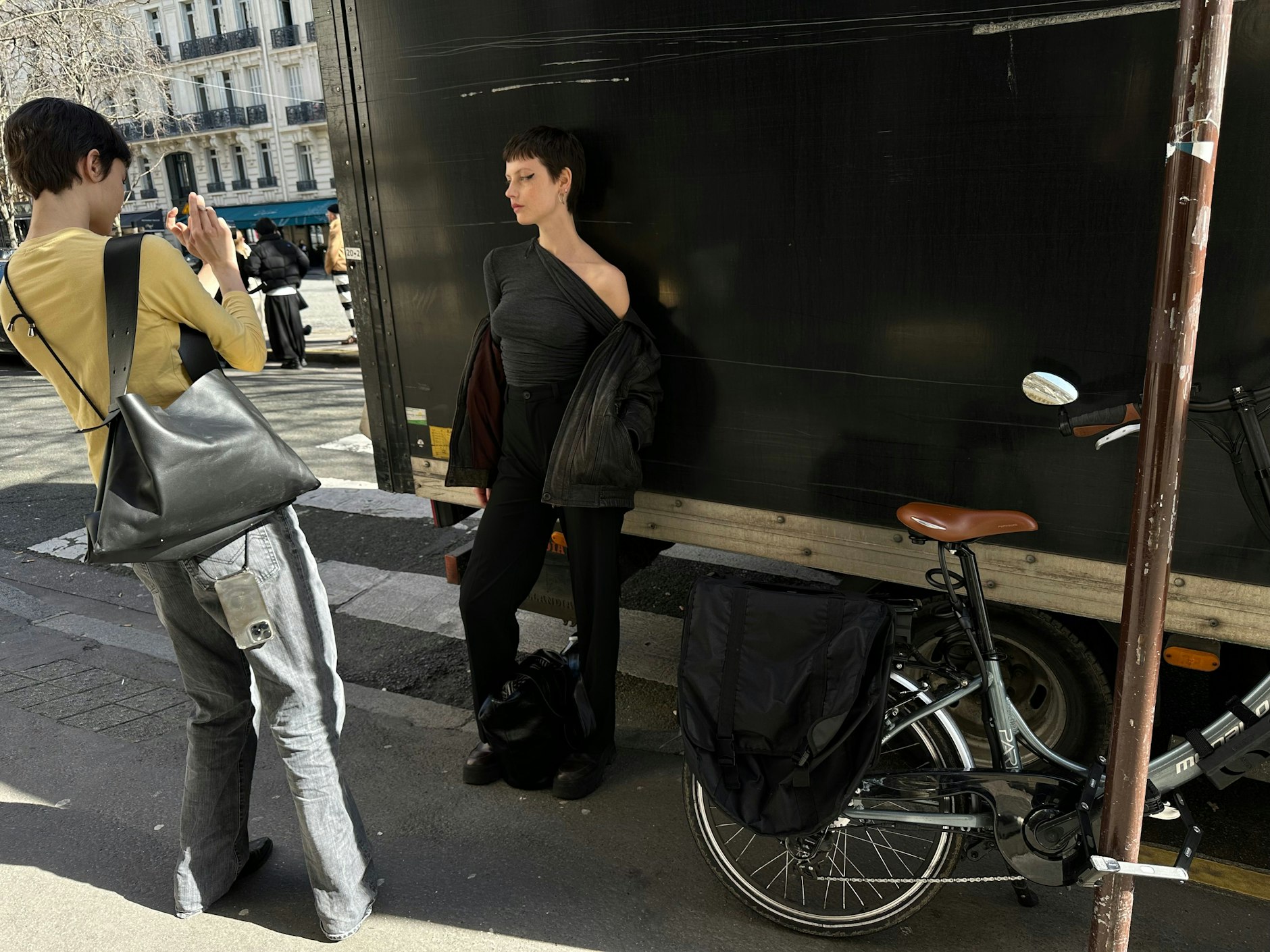 Zwei Models der Lutz-Huelle-Show fotografieren sich nach dem Job gegenseitig.&nbsp;