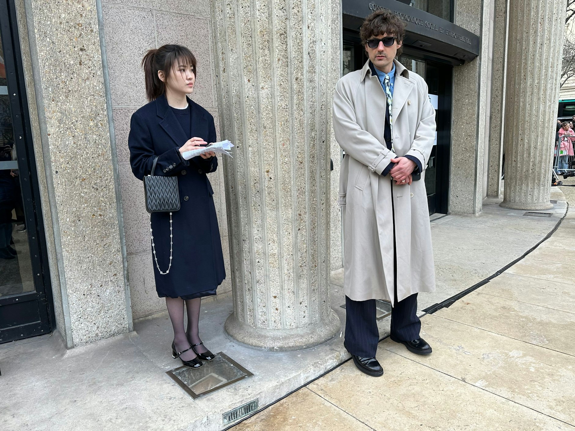 Wer diese Herrschaften sind, kann man nur vermuten: Die Dame links ist wahrscheinlich vom PR-Team, der Mann rechts vielleicht ein Agent. Man weiß es nicht.