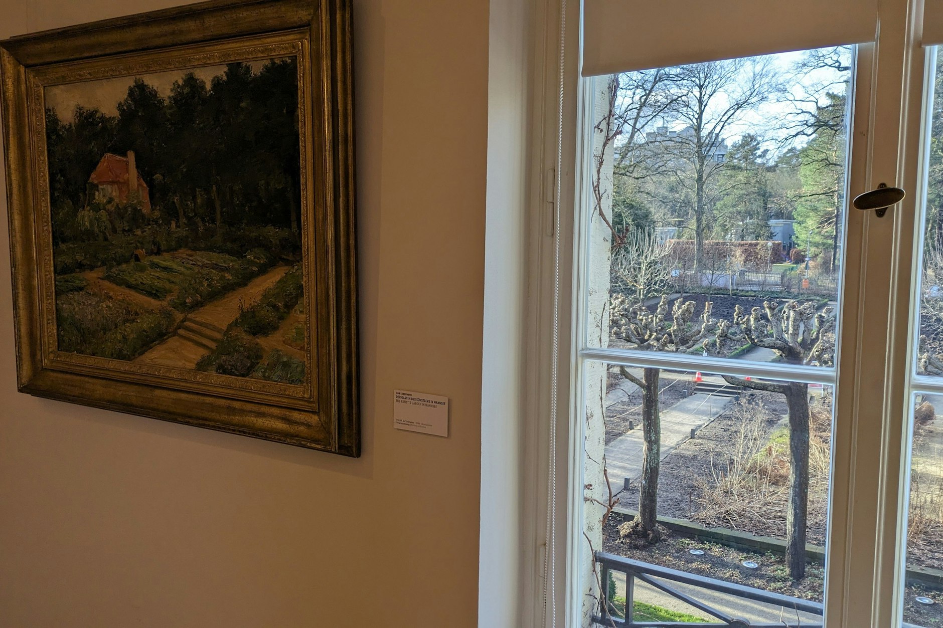 Blick in Liebermanns Garten: links gemalt vom Künstler, rechts im jetzigen Ist-Zustand.