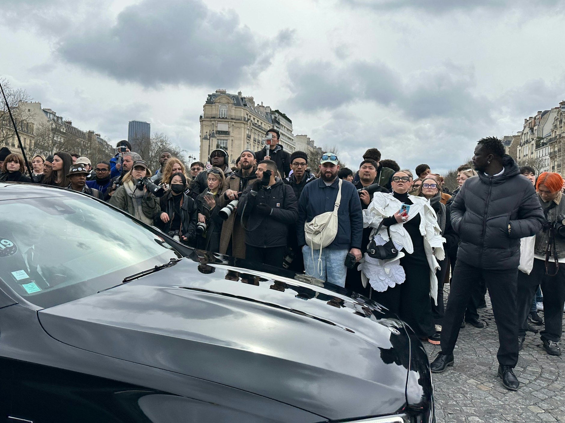 Fotografen und Schaulustige warten auf die Stars, die zur Balenciaga-Show kommen.