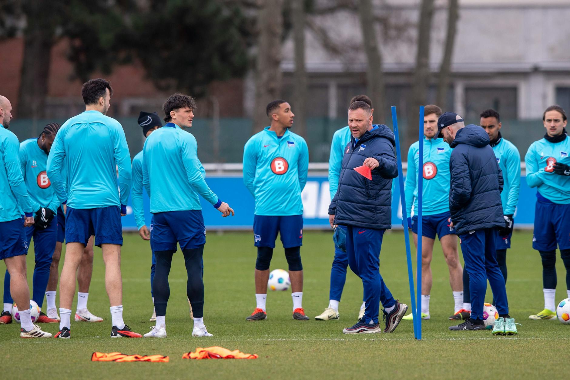 Herthas Trainer Pal Dardai rüttelt seine Spieler wach. Besonders die Joker, die eingewechselt werden, müssen Vollgas geben.