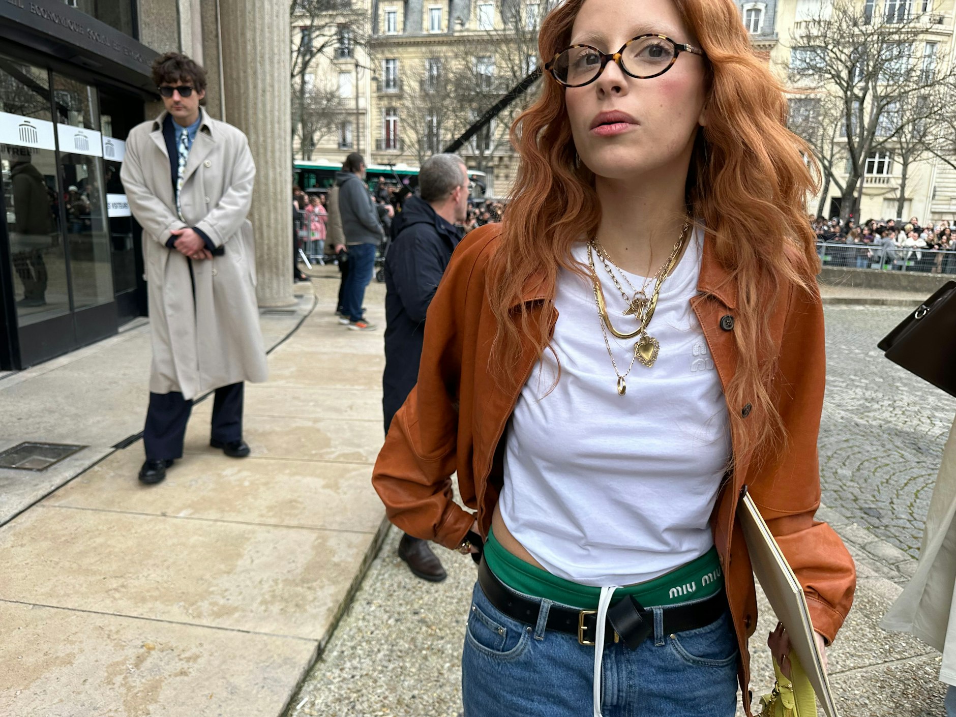 Hier wird der Unterwäsche-Look überm Hosenbund zelebriert. Wobei es sich bei dem grünen Miu-Miu-Exemplar genau genommen um Seiden-Bermudas aus der aktuellen Kollektion handelt.&nbsp;