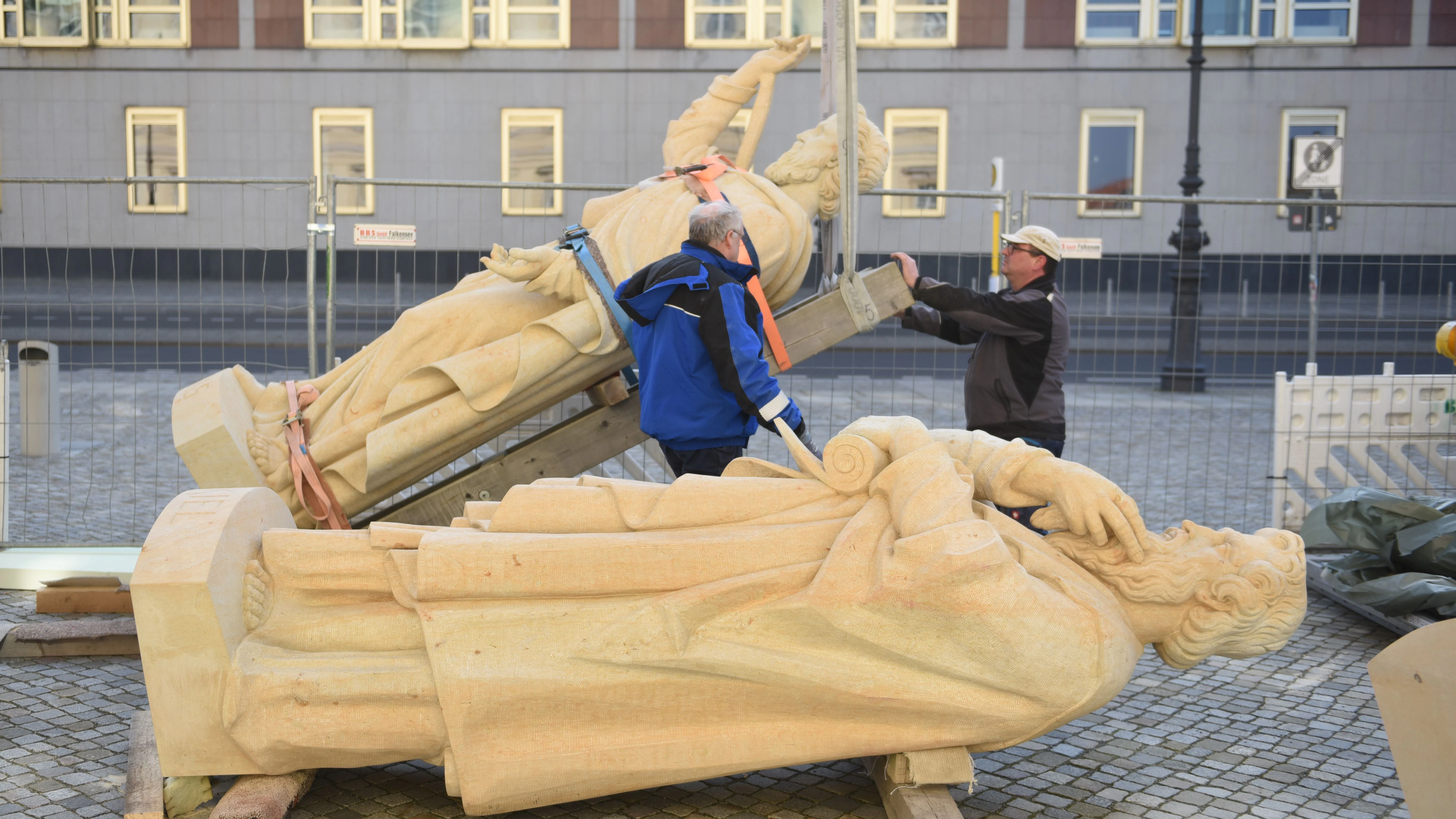 Eine Figur wiegt drei Tonnen.&nbsp; Am 19. März sollen sie auf das Dach des Humboldt-Forums gehievt werden.&nbsp;