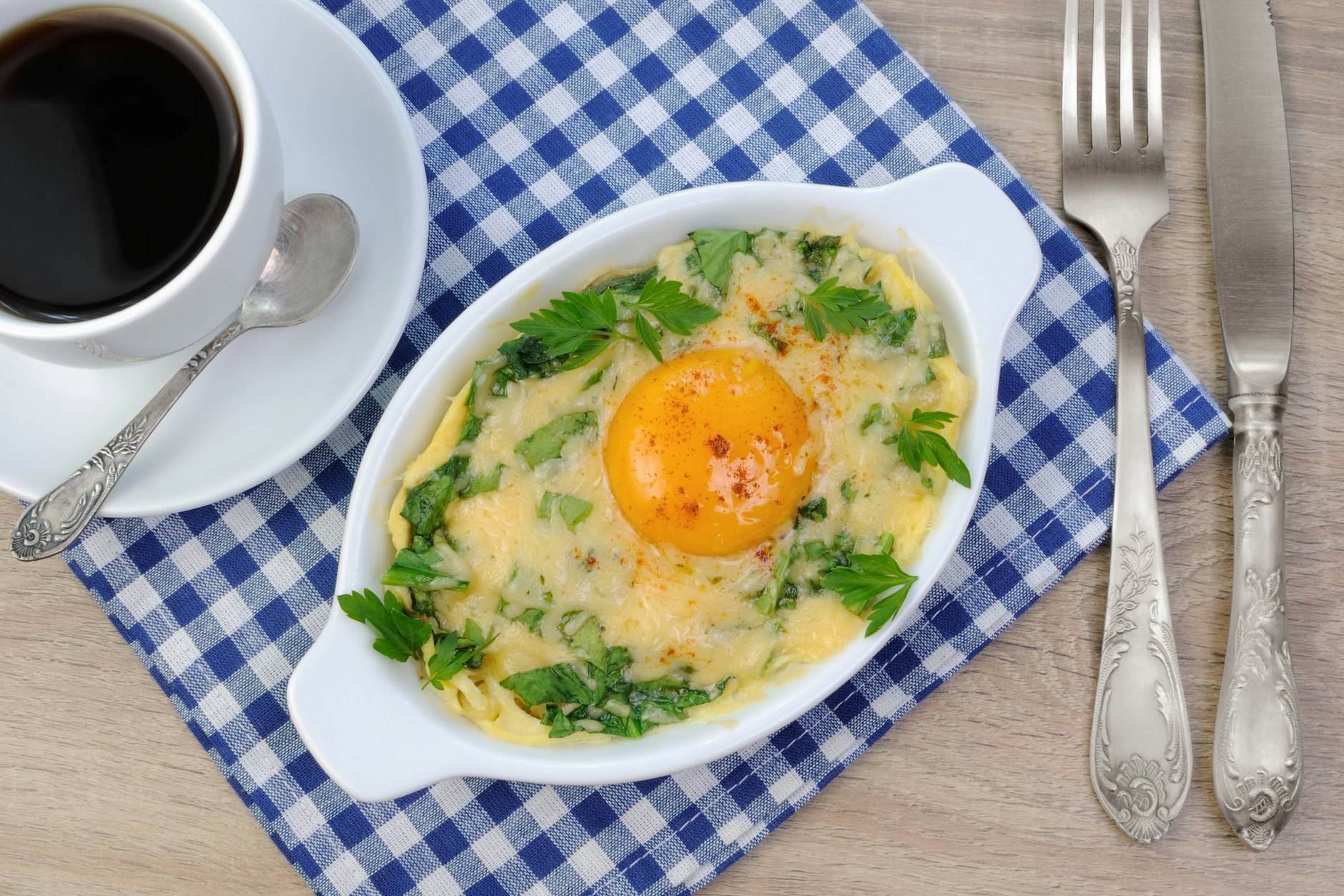 Die leckeren Eier aus dem Ofen mit Spinat und Parmesan sind nicht nur lecker, sondern auch schnell gemacht.