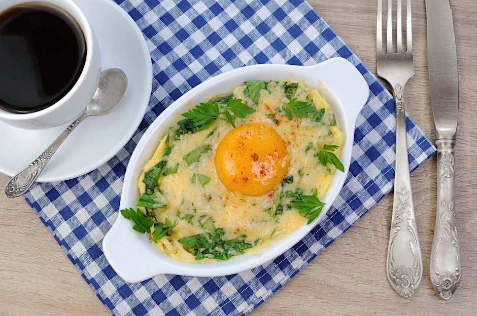 Die leckeren Eier aus dem Ofen mit Spinat und Parmesan sind nicht nur lecker, sondern auch schnell gemacht.