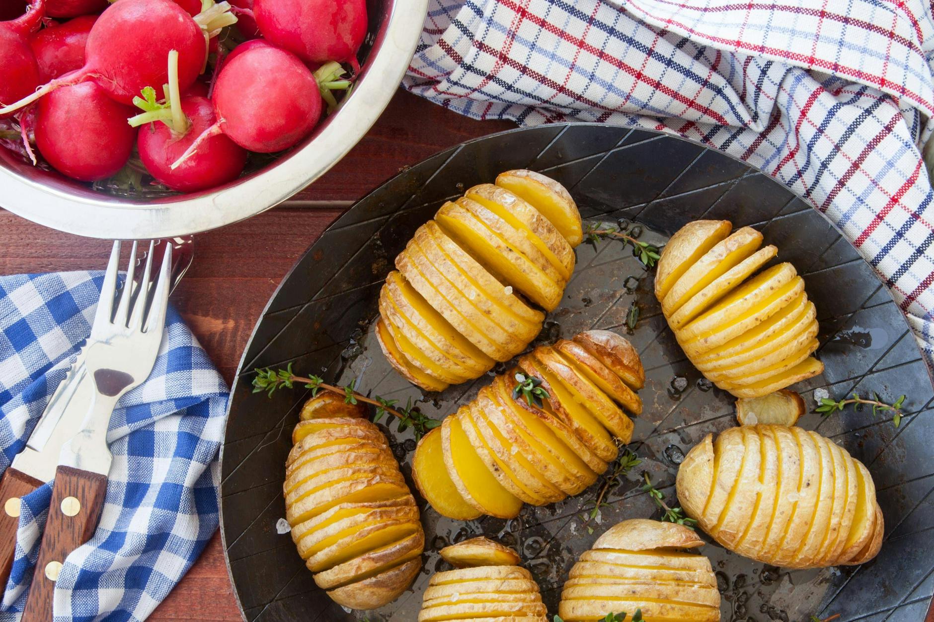 Fächerkartoffeln sind schnell zuzubereiten und schmecken besonders gut mit Butter und Käse. 