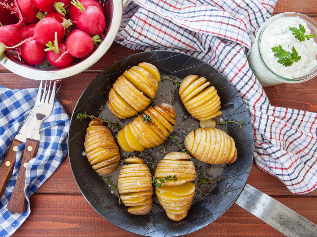 Mit Butter und Käse: So schnell zaubern Sie unser Rezept für Fächerkartoffeln!