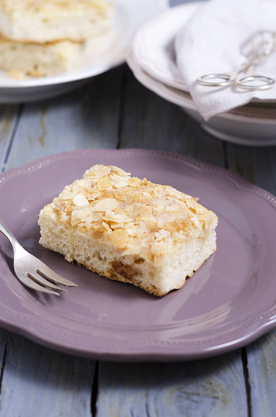 Dieser Kuchen weckt Kindheitserinnerungen. Viele kennen ihn noch von früher als Zuckerkuchen oder Butterkuchen.