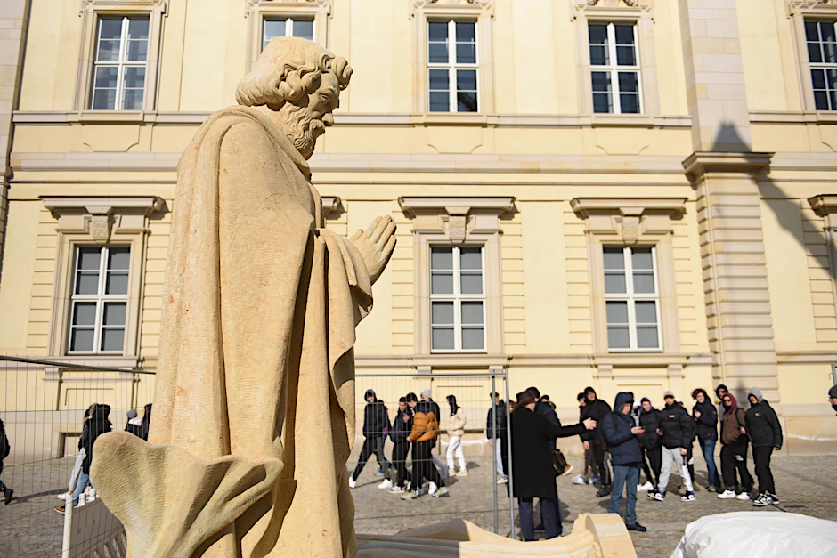 Am Donnerstag sind die Propheten-Statuen für die Kuppel des Humboldt-Forums am Boden aufgestellt worden. Am 19.3. werden sie auf die Kuppel gehievt.