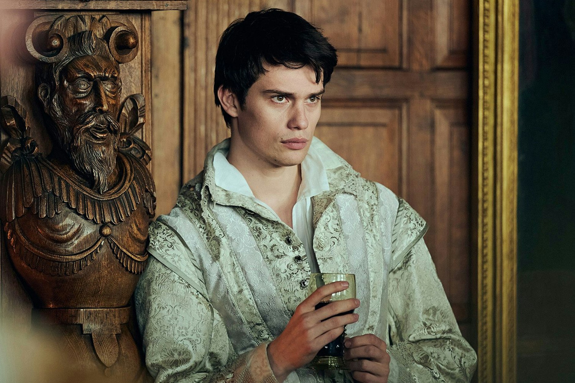 Nicholas Galitzine als George Villiers in der neuen Sky-Serie „Mary & George“.
