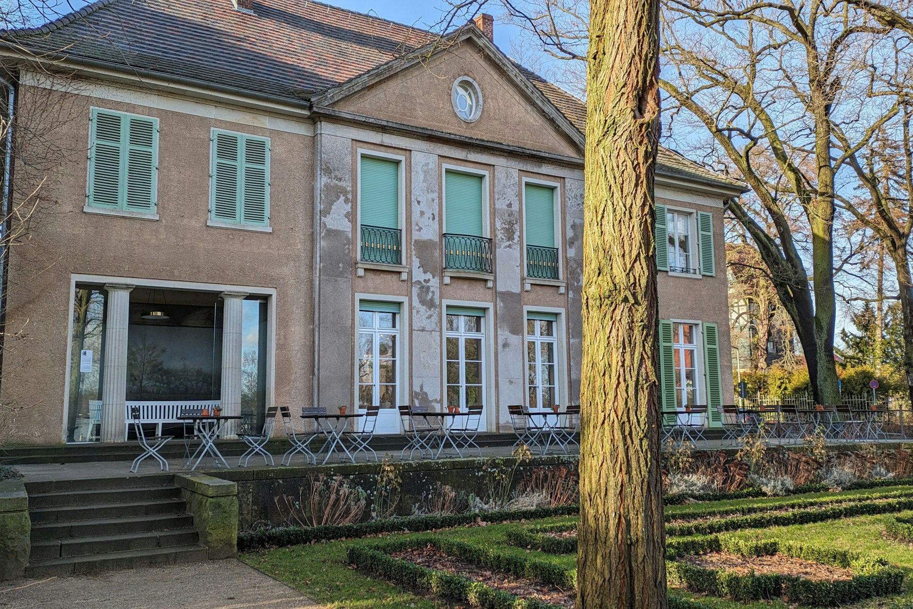Auf der Terrasse kann man sitzen und auf den Wannsee blicken.