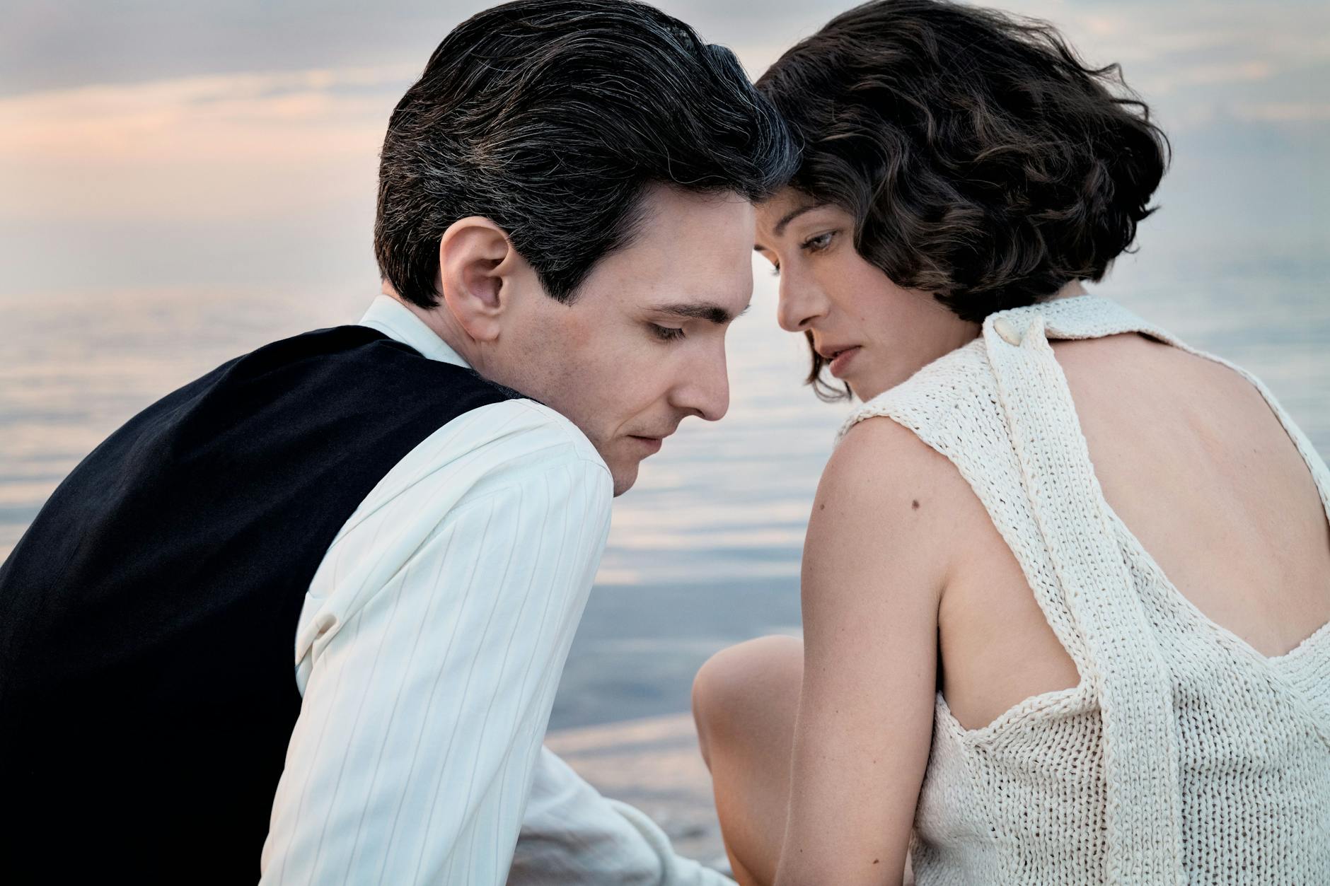 Sabin Tambrea als Franz Kafka und Henriette Confurius als Dora Diamant in einer Szene des Films „Die Herrlichkeit des Lebens“