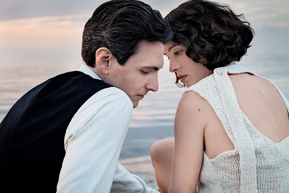 Sabin Tambrea als Franz Kafka und Henriette Confurius als Dora Diamant in einer Szene des Films „Die Herrlichkeit des Lebens“
