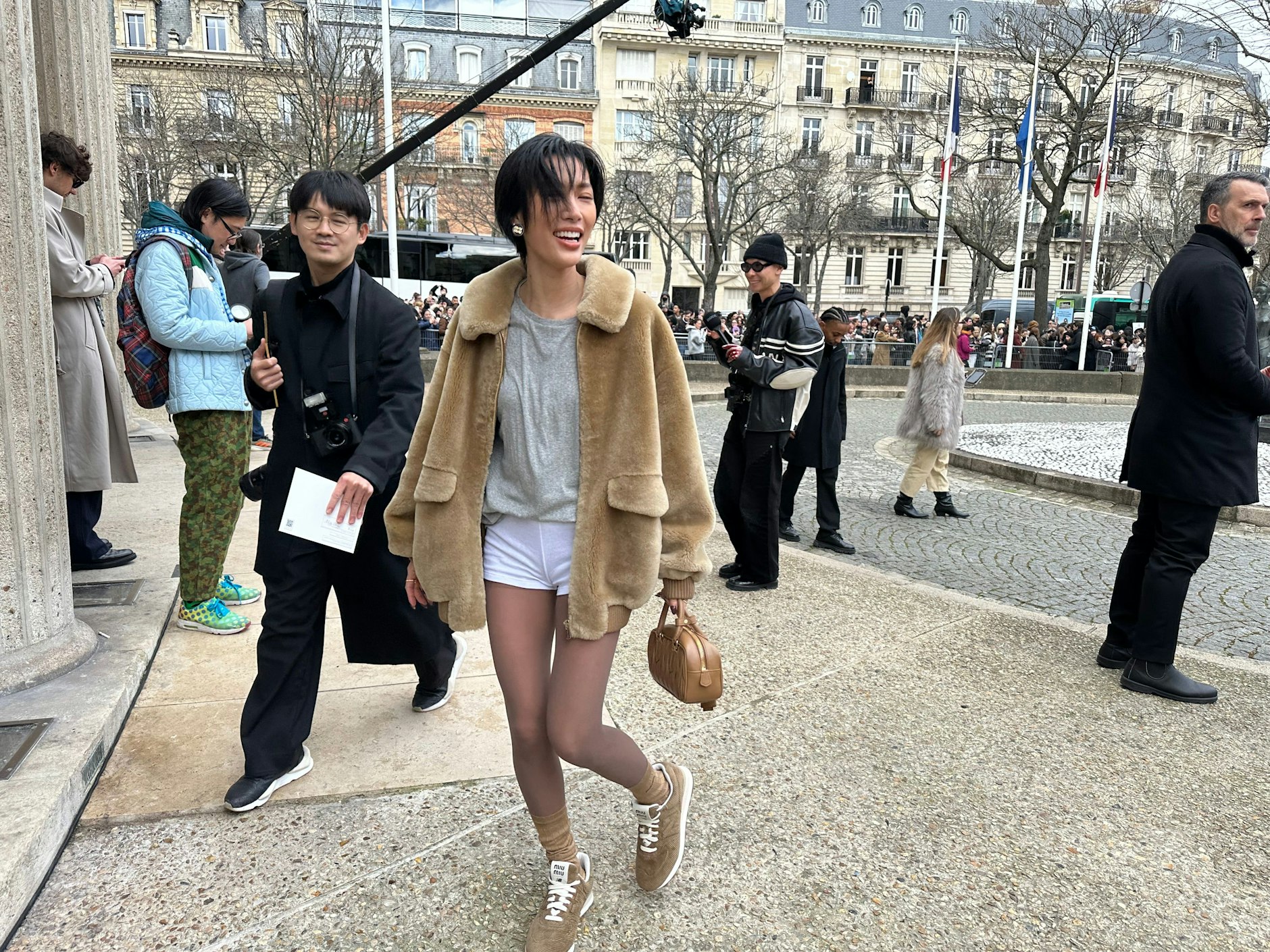 Eine weitere Unterhose samt Teddy-Jacke und den aktuellen New Balance x Miu Miu Sneakers