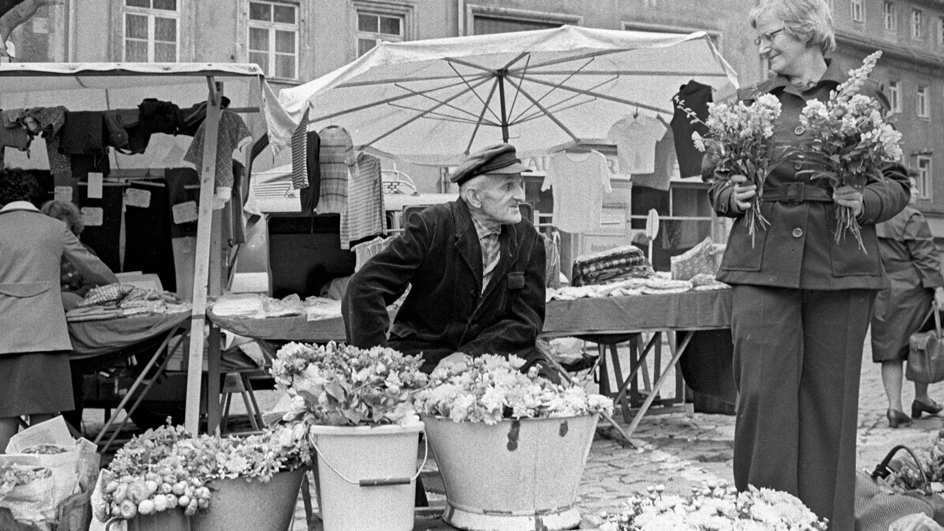 Auf einem Wochenmarkt im sächsischen Meißen verkaufen Kleingärtner ihre Blumen.